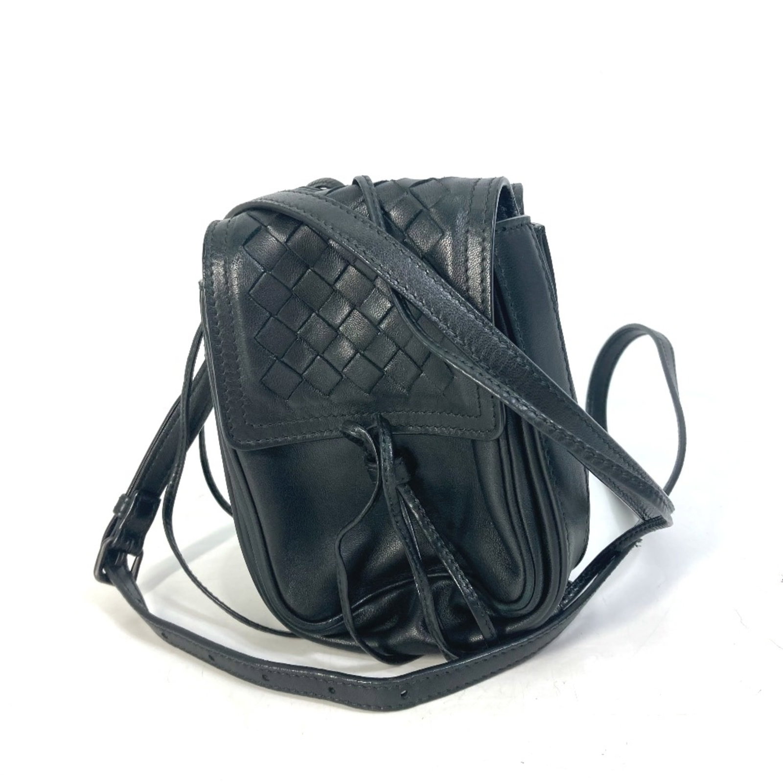 Bottega Veneta Shoulder Bag Leather: Bottega Veneta Shoulder Bag Leather Bottega Veneta Shoulder Bag Leather. Made from high-quality leather, this black shoulder bag measures 11cm x 16.5cm x 4.3cm and has a shoulder strap that extends