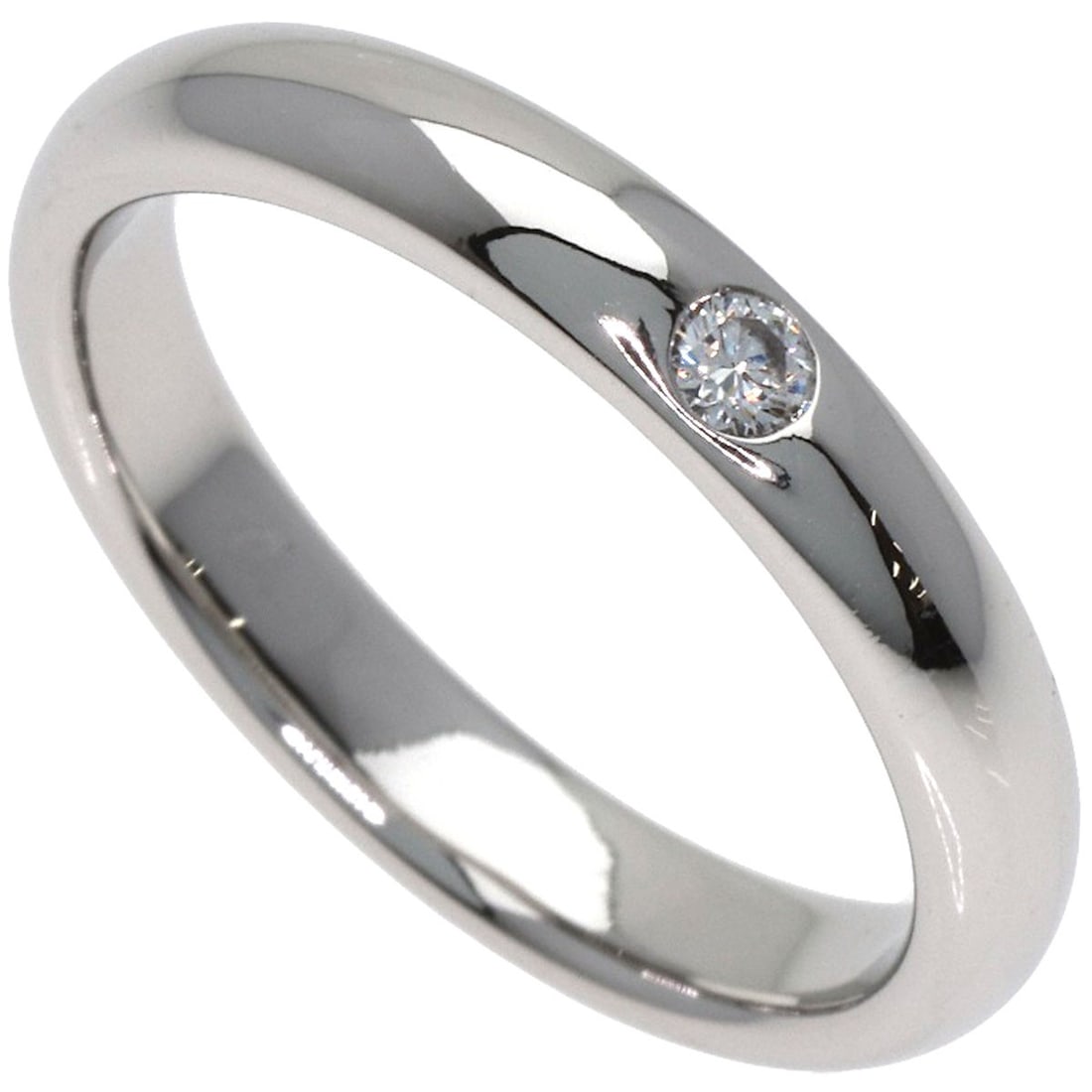 Harry Winston Platinum Diamond Round Cut 1P Ring: Harry Winston Platinum Diamond Round Cut 1P Ring Platinum Diamond Round Cut 1P Ring features a stunning silver platinum setting, showcasing a beautiful round cut diamond. The ring's silver platinum ma