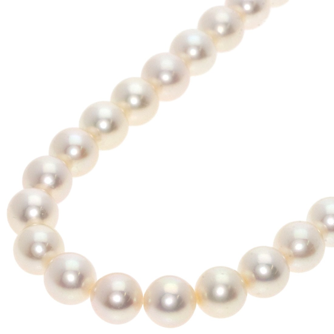Pearl Necklace Silver Tasaki: Pearl Necklace Silver Tasaki Silver Tasaki Pearl Necklace boasts a sleek white design, featuring a beautiful pearl as the main stone. The necklace is crafted from high-quality silver and measures