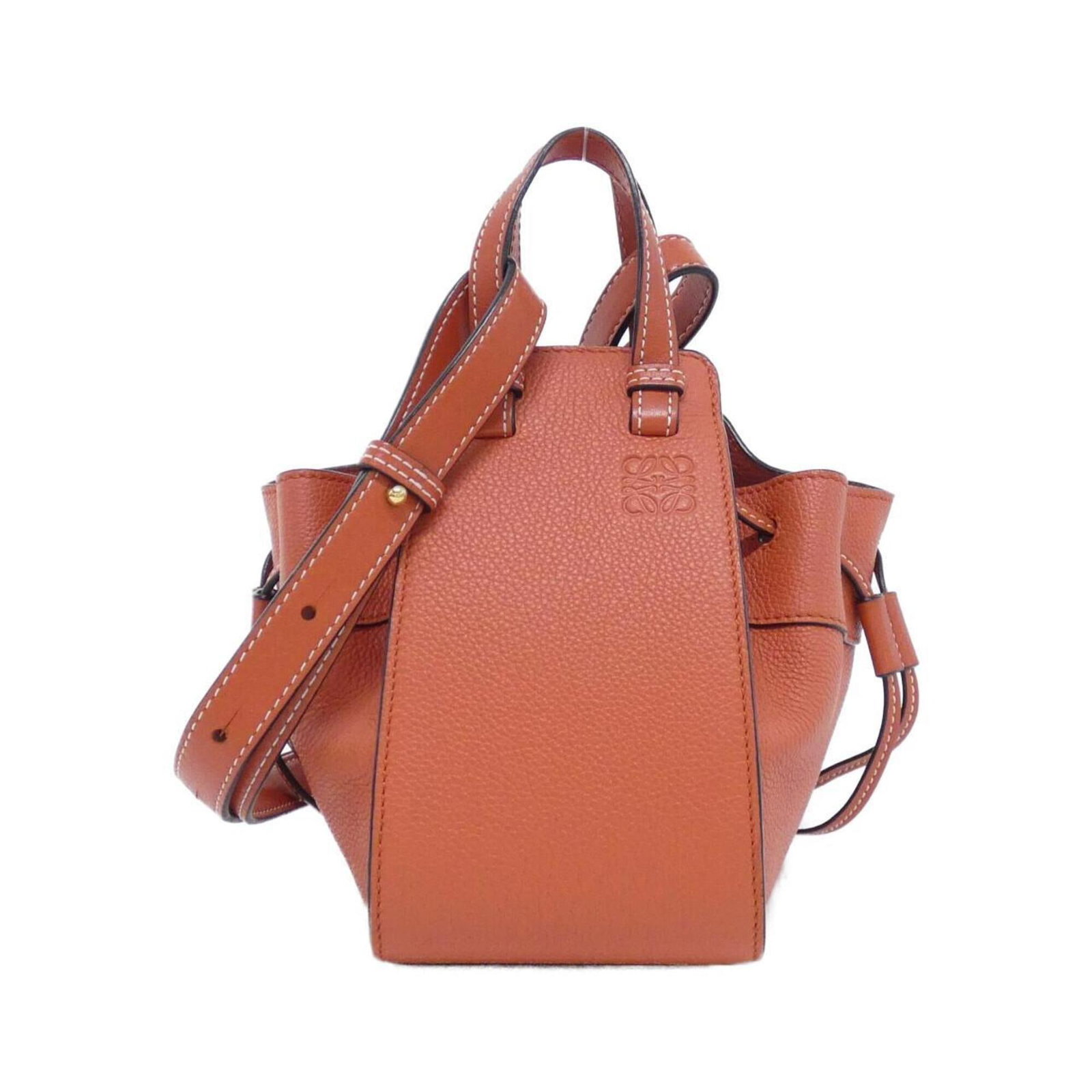 Shoulder Bag Leather: Shoulder Bag Leather The Loewe MPN 314 12 V07 shoulder bag is crafted from high-quality leather, featuring a striking red color and classic design. Measuring 19cm x 21cm x 15cm, this stylish bag is