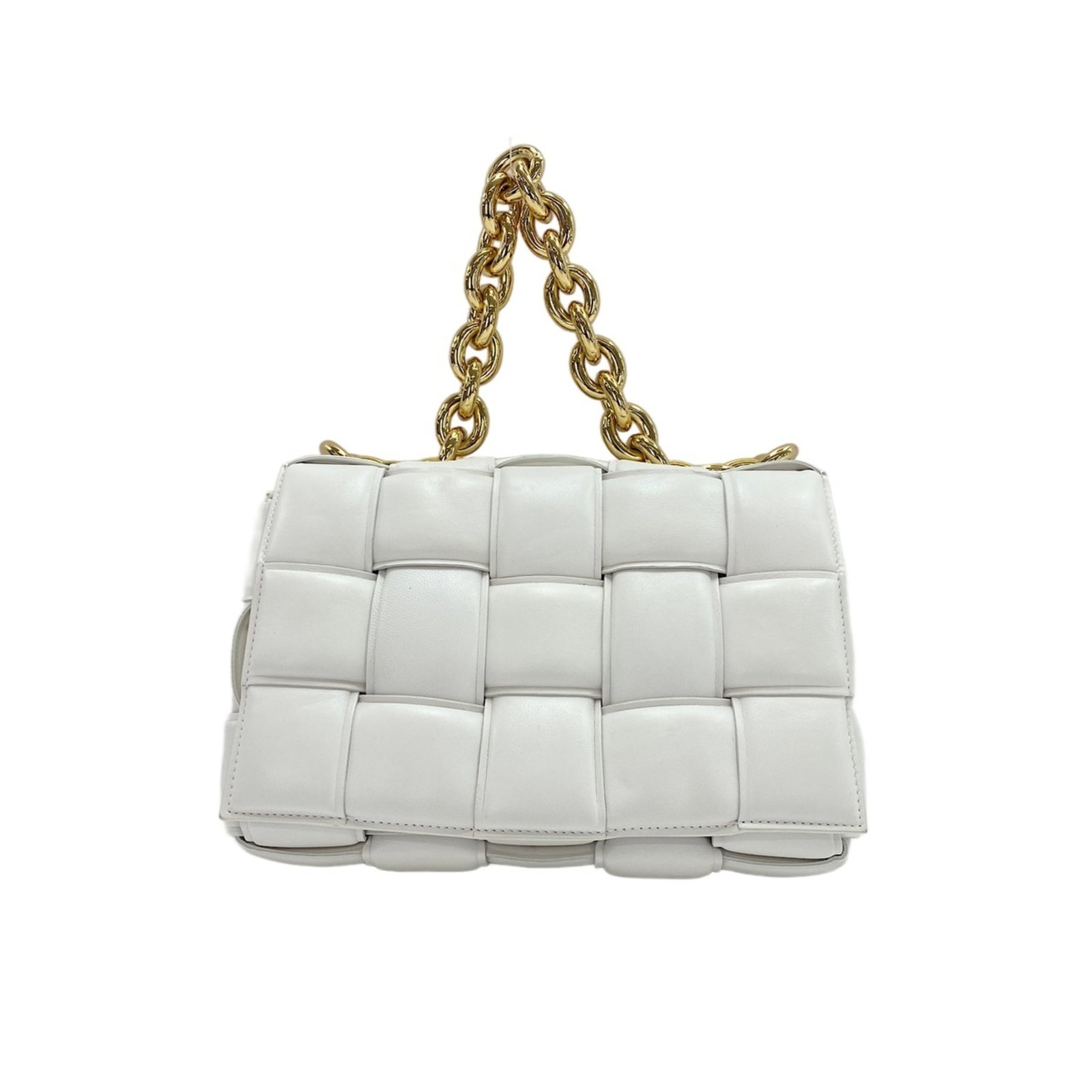 Bottega Veneta Handbag: Bottega Veneta Handbag Bottega Veneta's iconic handbag boasts a crisp white finish, measuring 9cm x 26cm x 5cm. The bag's 42cm strap length and 11cm handle drop provide a comfortable and stylish silho