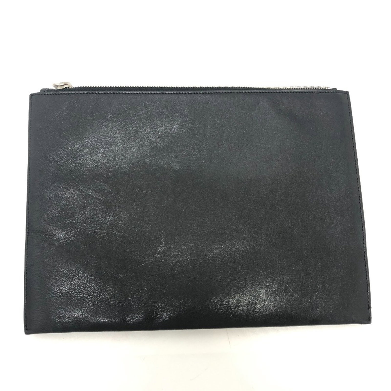 Saint Laurent bag clutch leather: Saint Laurent bag clutch leather Black leather Saint Laurent clutch bag with a size of 21cm x 29cm x 5.00mm. This clutch features a simple yet elegant design, showcasing the luxurious feel of