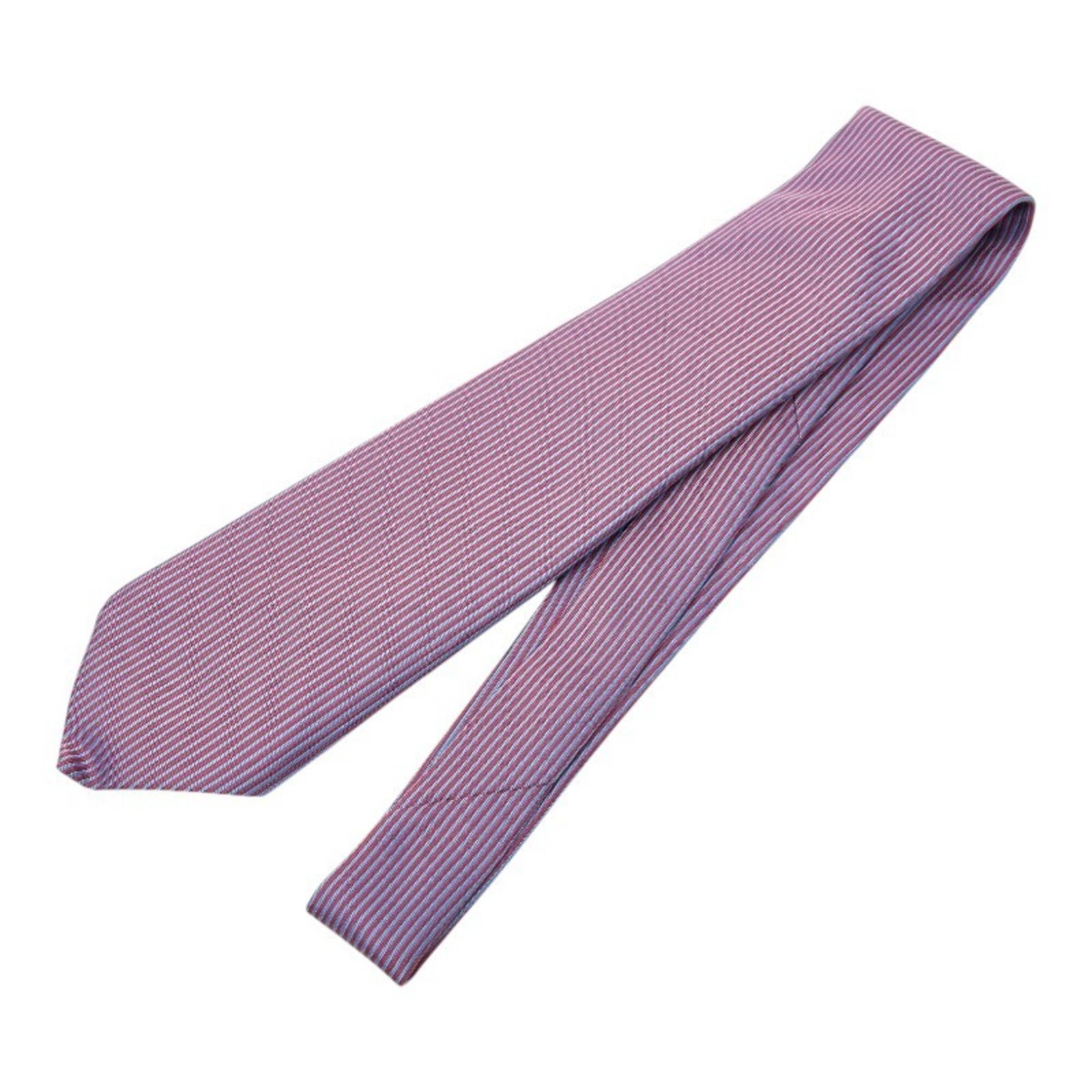 Silk Cravat Hermes: Silk Cravat Hermes Silk Cravat from Hermes, a luxurious accessory for men, is available in a rich purple hue. Made from high-quality silk, this cravat measures 146cm in length, offering a stylish and