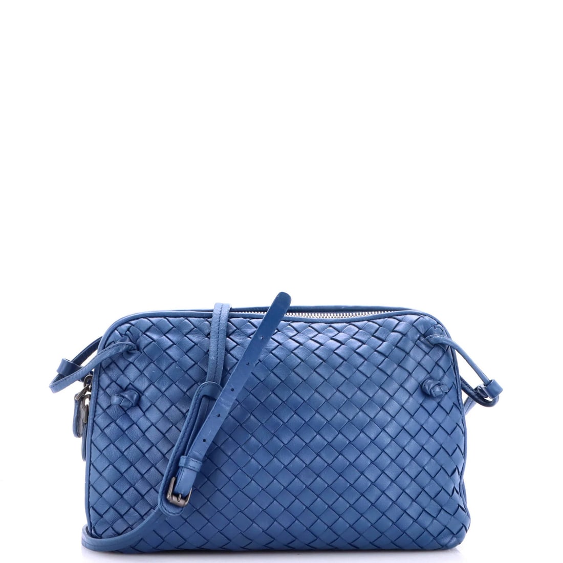 Veneta Bottega Nappa Small Intrecciato Crossbody Bag: Veneta Bottega Nappa Small Intrecciato Crossbody Bag The Veneta Bottega Nappa Small Intrecciato Crossbody Bag boasts a stunning blue exterior with intricate Intrecciato pattern, adding a touch of