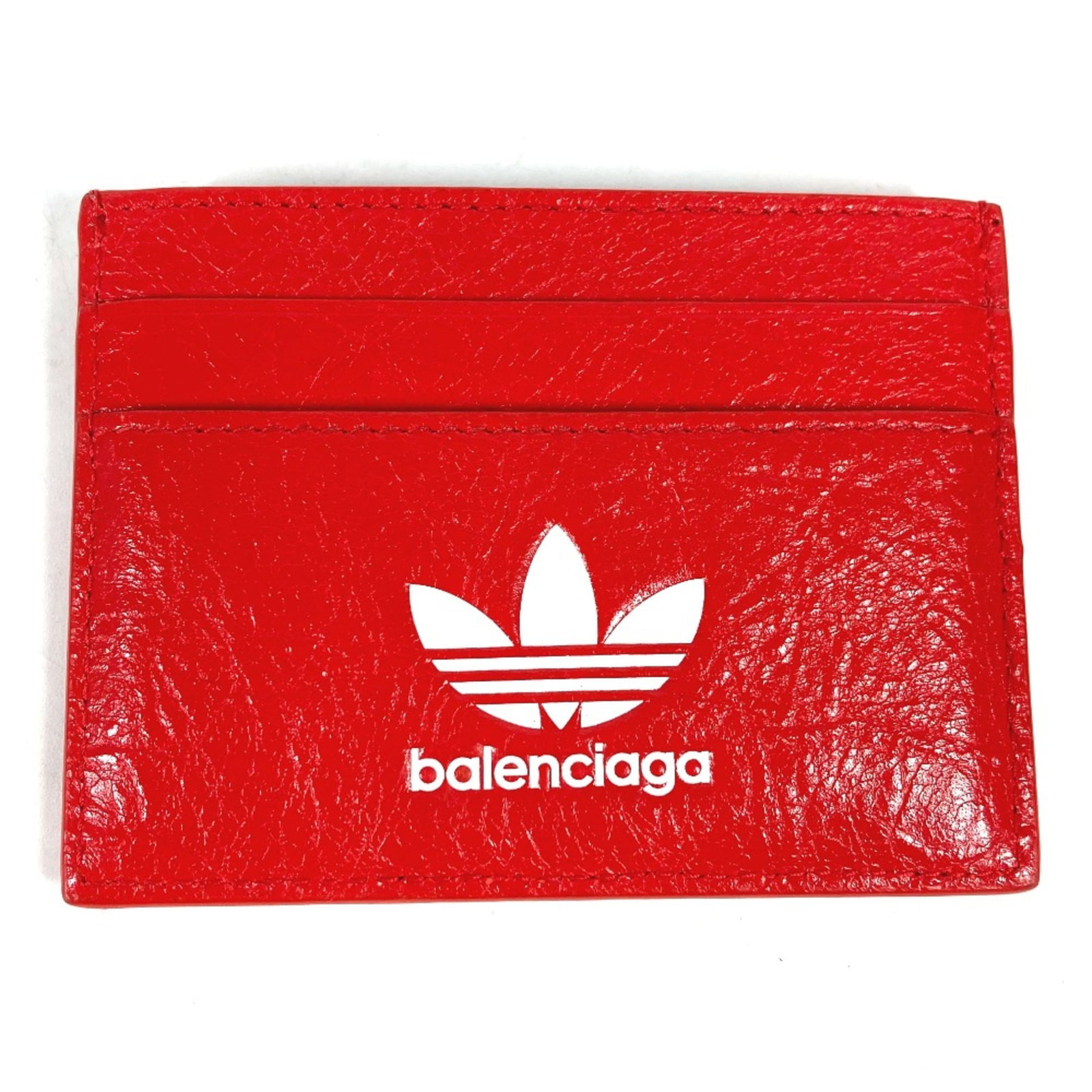 Card case Leather Balenciaga: Card case Leather Balenciaga Red leather card case from Balenciaga, measuring 10cm x 7.5cm and 3.9cm x 3.0cm. This card case is made of high-quality leather and features a bold red color. Item