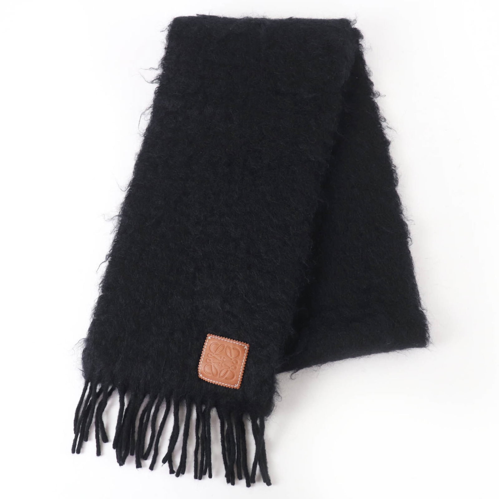 Loewe Stole Mohair Wool 50 48 Nylon: Loewe Stole Mohair Wool 50 48 Nylon Loewe's Stole is a striking piece of fashion, boasting a unique blend of 50% mohair, 48% wool, and 2% nylon. Measuring 1.76m x 22cm, it offers a distinctive presenc