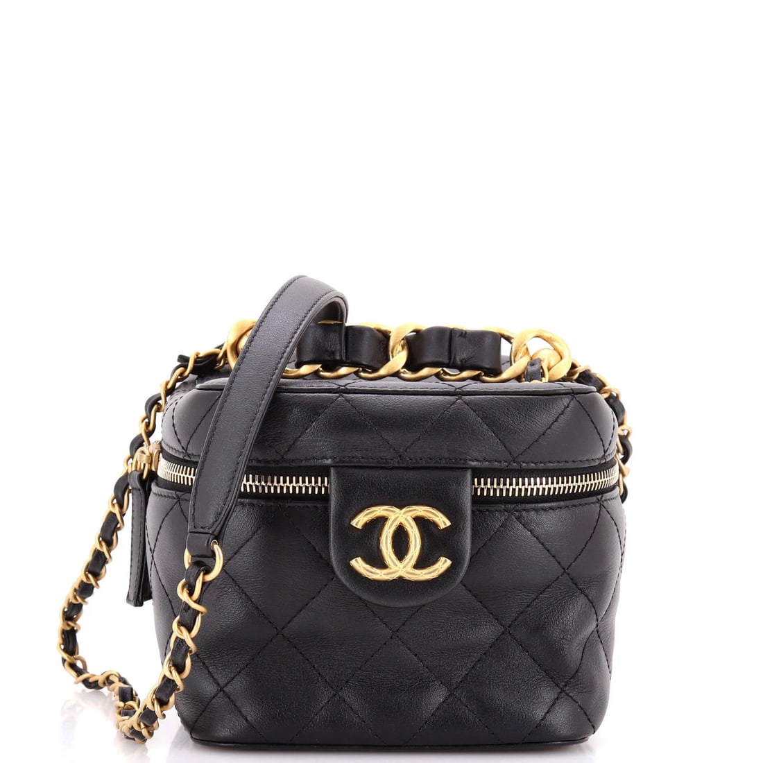 Chanel Chain Bar Vanity Case with Chain Quilted Calfskin Small: Chanel Chain Bar Vanity Case with Chain Quilted Calfskin Small Chain Bar Vanity Case with Chain Quilted Calfskin Small features a sleek black leather exterior and a pink interior, adorned with aged go