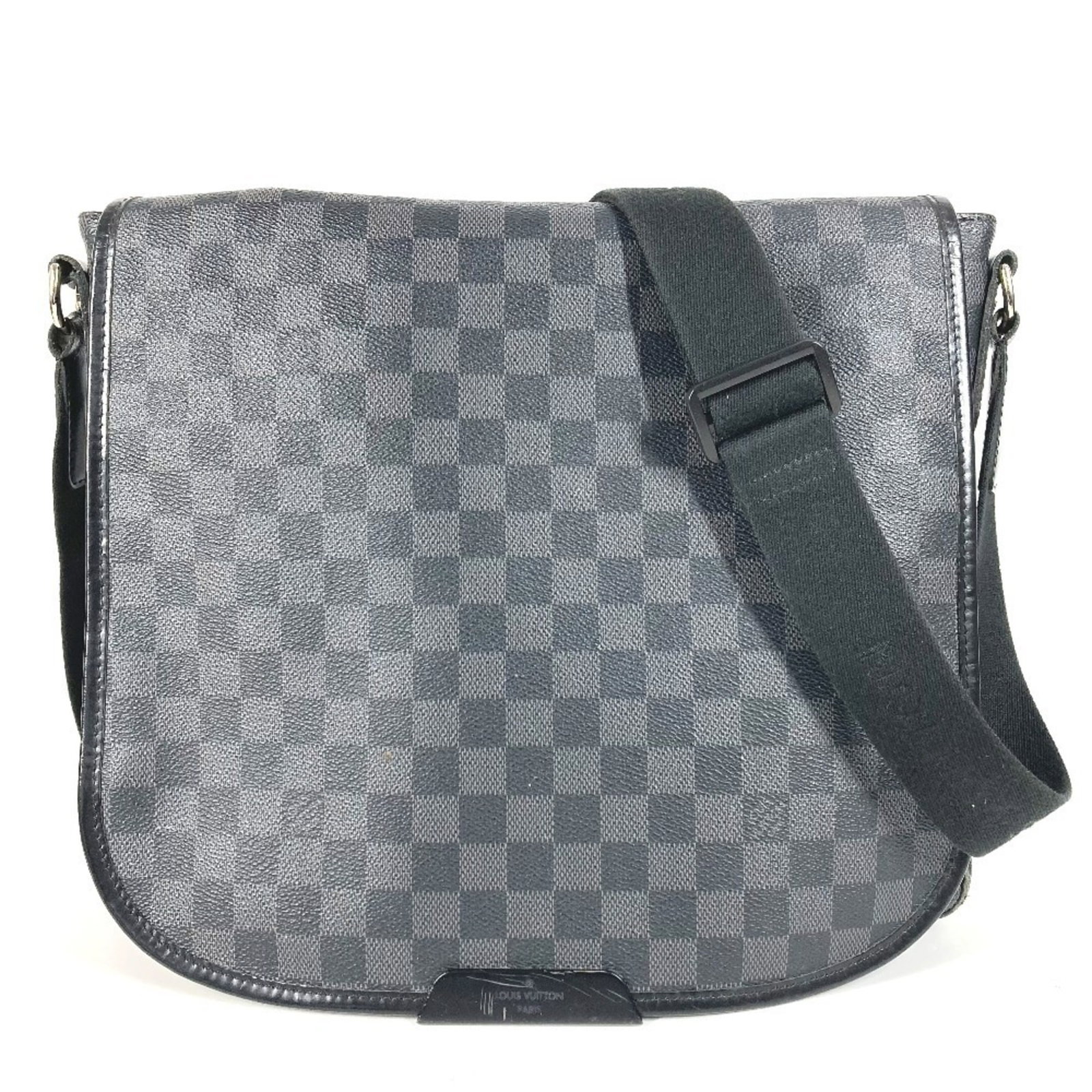 Louis Vuitton Messenger Bag Shoulder Bag Damier Graphite: Louis Vuitton Messenger Bag Shoulder Bag Damier Graphite Damier Graphite, a classic black and brown check pattern, adorns this sleek Louis Vuitton Messenger Bag Shoulder Bag from France. Measuring