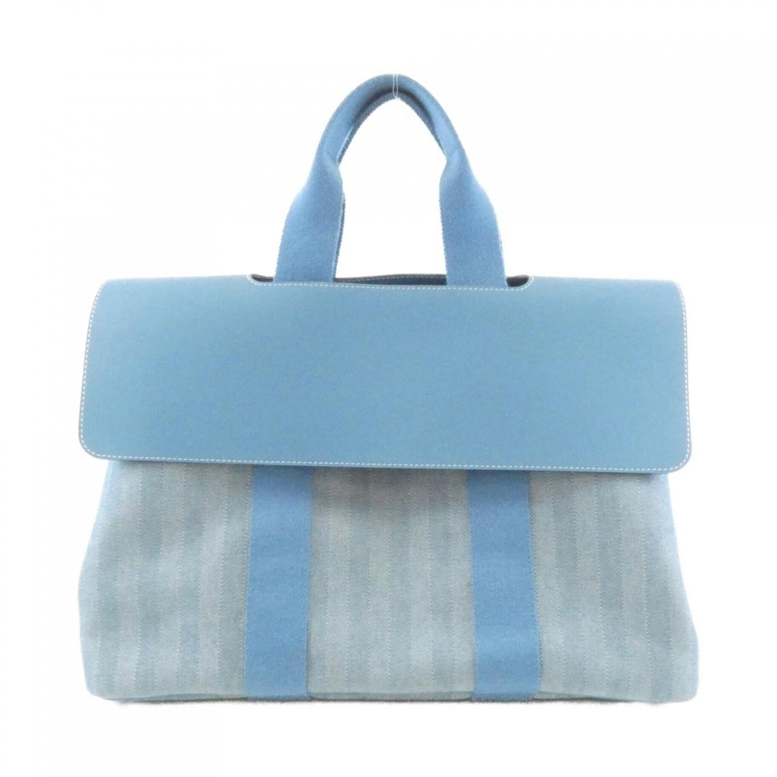Handbag Toile Chevron Hermes: Handbag Toile Chevron Hermes Toile chevron design in blue jean color, a classic and timeless pattern from the iconic Hermes brand. This handbag measures 30cm x 40cm x 18cm, making it a stylish and
