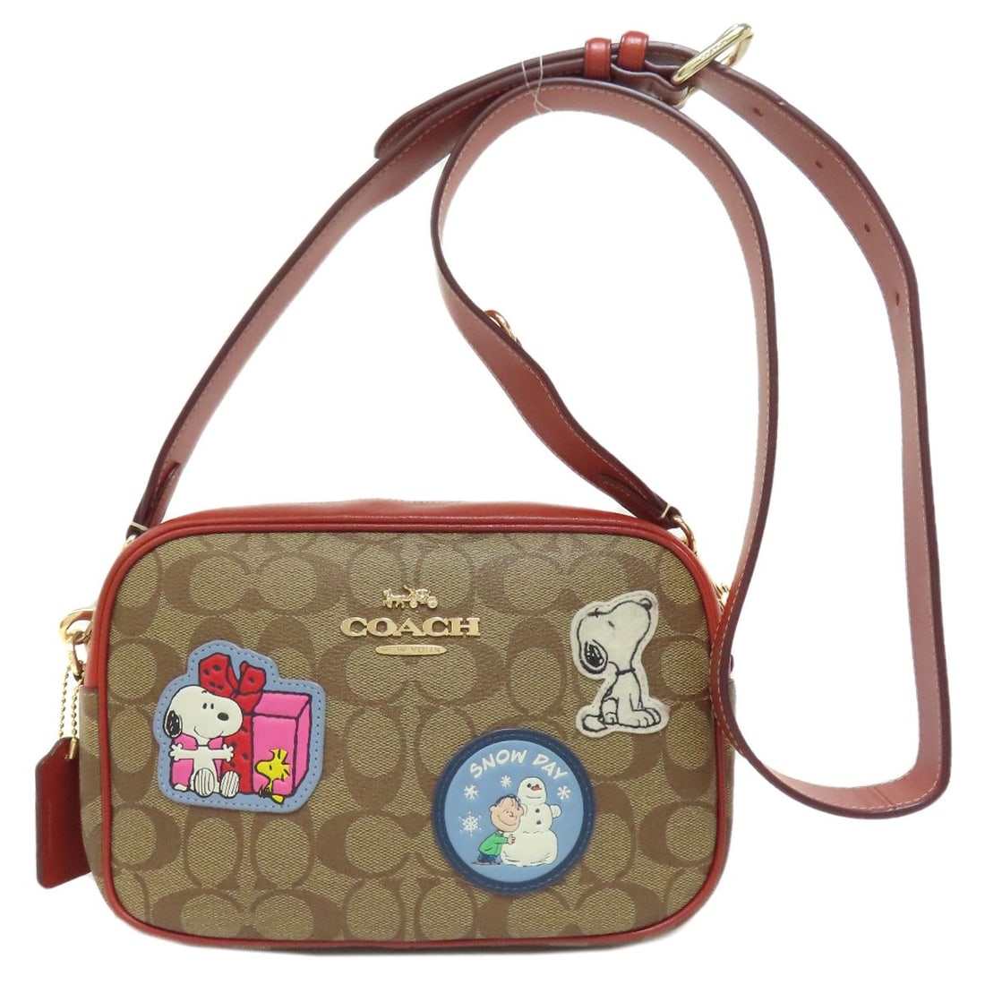 Signature shoulder bag pvc cf304 snoopy coach collaboration: Signature shoulder bag pvc cf304 snoopy coach collaboration Brown PVC shoulder bag with COACH style, featuring a signature by artist Snoopy Coach collaboration. This unique piece combines the brand's 