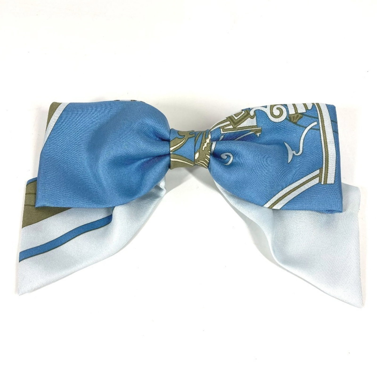 Silk Hermes Barrette: Silk Hermes Barrette Silk from Italy, this Hermes barrette boasts a vibrant blue hue and measures 17.5cm in length by 6.88 inches in width. Made from luxurious silk, its sleek design makes it a stylis