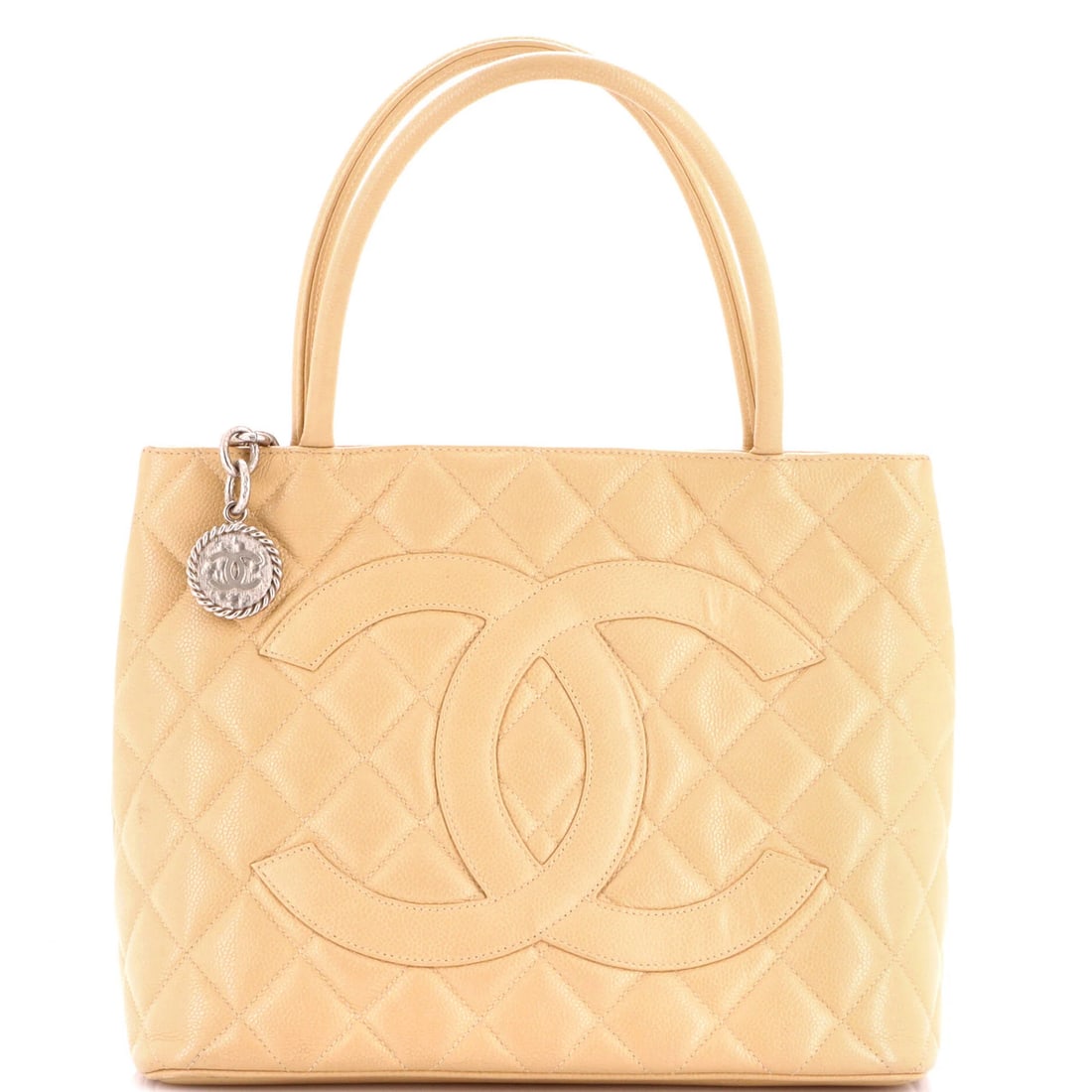 Caviar Quilted Tote Medallion Chanel: Caviar Quilted Tote Medallion Chanel The Caviar Quilted Tote Medallion Chanel features a neutral exterior with scuffs, edge wear, and minor creases, showcasing a quilted caviar pattern in leather. Thi