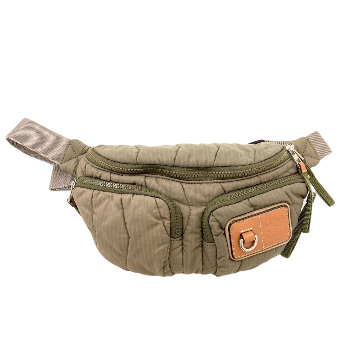 Logo Body Bag Nylon Loewe: Logo Body Bag Nylon Loewe Green LOEWE body bag made from nylon, bearing a signature. This bag features a distinctive green exterior color and a notable logo. The nylon material provides a durable and