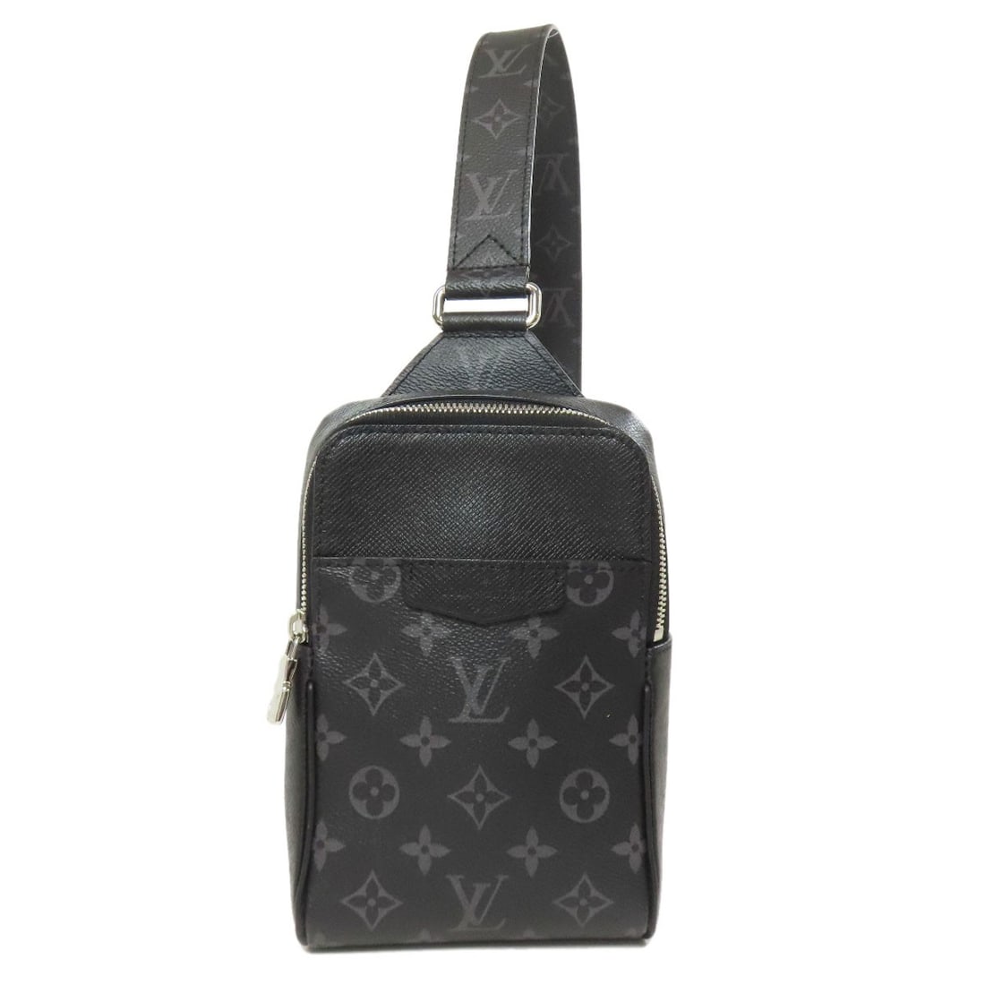 Taigalama Bag Sling Body Louis Vuitton M30741 Outdoor: Taigalama Bag Sling Body Louis Vuitton M30741 Outdoor Taigalama Bag Sling Body Louis Vuitton M30741 Outdoor is made from Taigalama, a durable exterior material. This black body bag features a