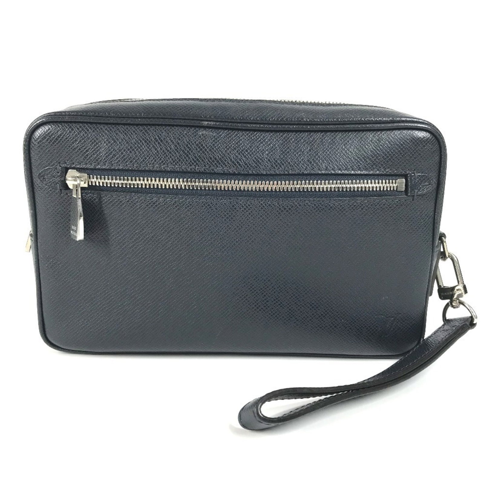 Louis Vuitton Clutch Bag Pochette Pouch Taiga Leather: Louis Vuitton Clutch Bag Pochette Pouch Taiga Leather Taiga leather craftsmanship meets timeless elegance in this navy navy blue Louis Vuitton Clutch Bag Pochette Pouch. Measuring 15cm x 24cm x 5cm,