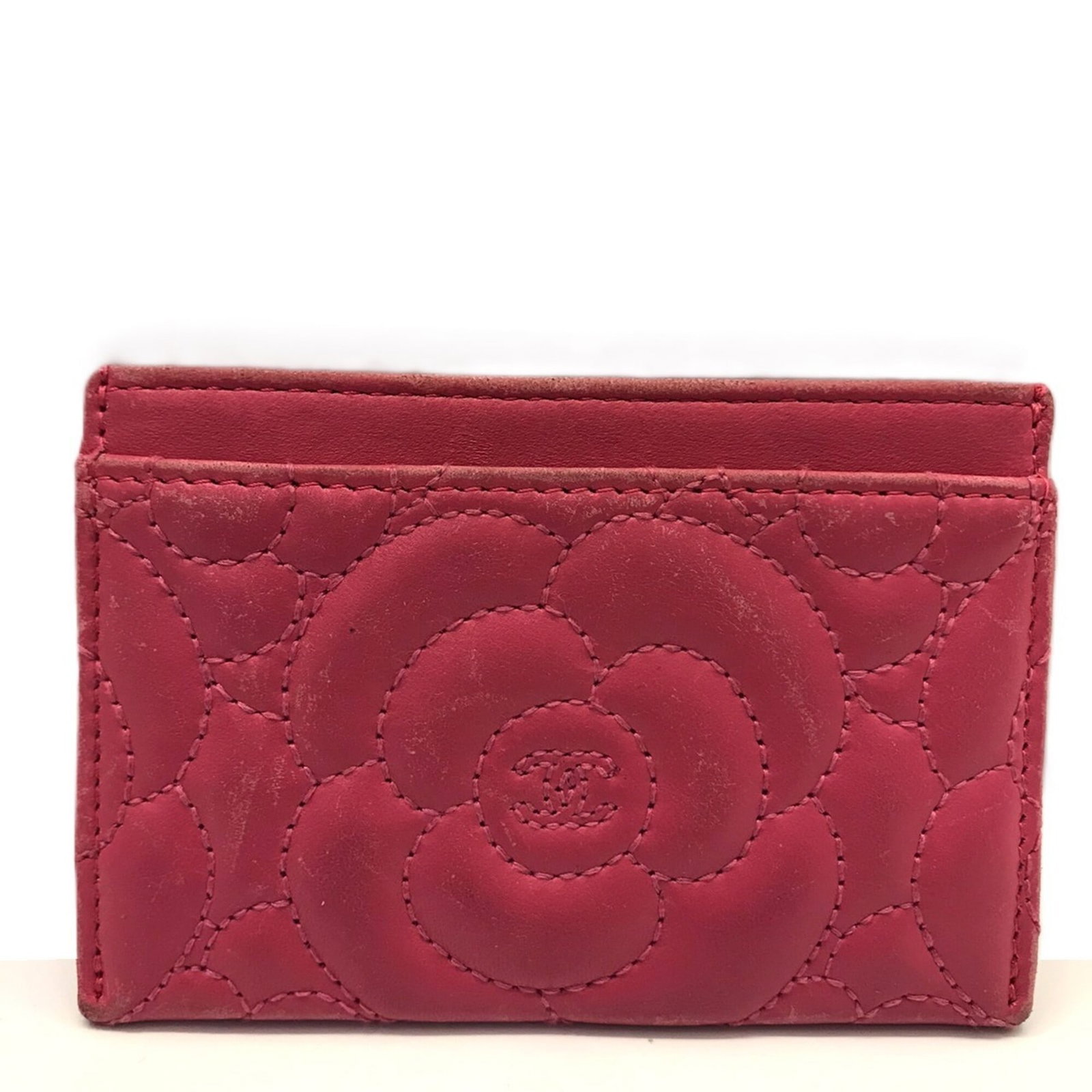Case Card Chanel: Case Card Chanel Pink Case Card Chanel with measurements 7.5cm x 11cm x 5mm. This card case features a signature, and its pink color and compact size make it a stylish accessory. Measuring 2.95'' x 4.