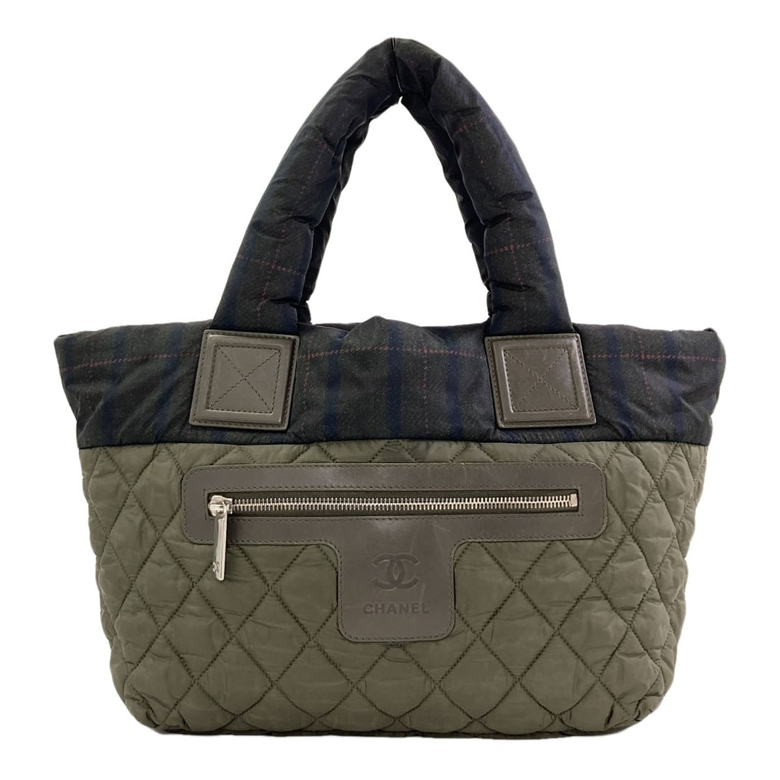 Chanel Coco Cocoon Silverhardware Reversible Handbag Nylon: Chanel Coco Cocoon Silverhardware Reversible Handbag Nylon The CHANEL Coco Cocoon Silverhardware Reversible Handbag Nylon boasts a striking green exterior, measuring 8.7 inches in height and 6.3