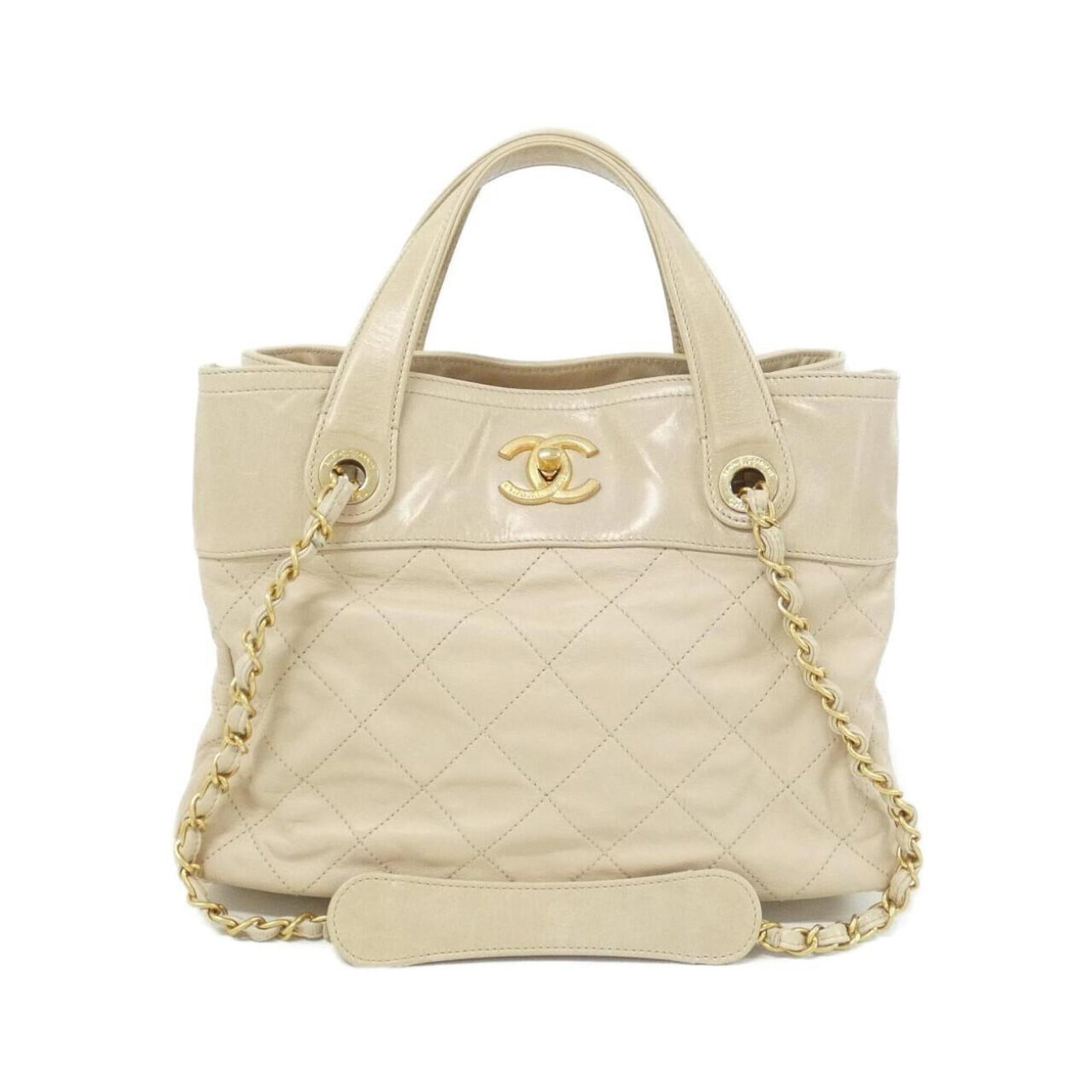 Handbag Leather from Chanel: Handbag Leather from Chanel Calfskin leather handbag from Chanel, featuring a classic design with a matte gold buckle and a timeless beige color. Measuring 22cm x 29cm x 15cm, this stylish accessory i