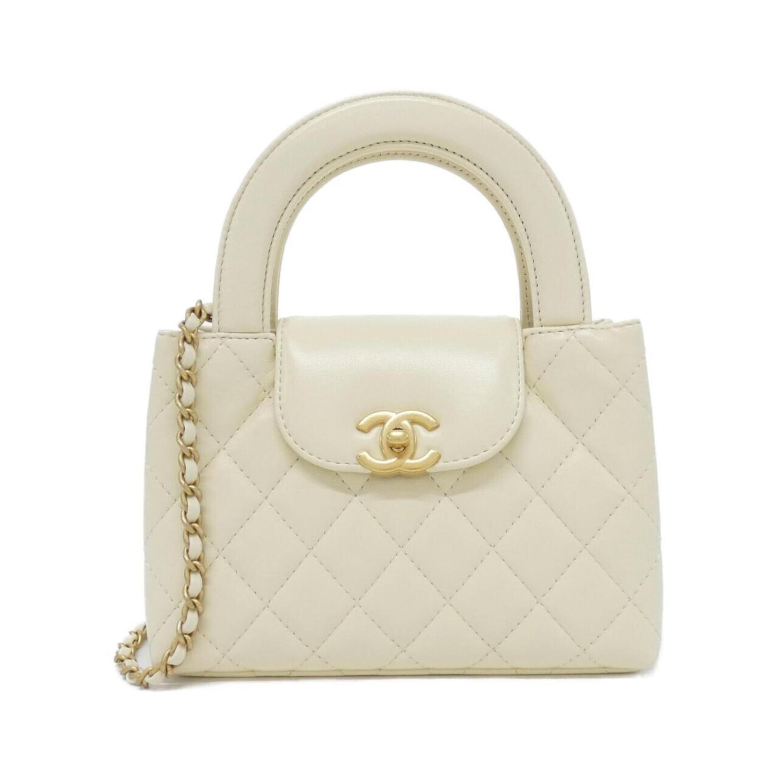 Handbag Leather from Chanel: Handbag Leather from Chanel The ivory lambskin handbag from Chanel boasts a sleek and sophisticated design, measuring 13cm x 19cm x 6cm. Made from high-quality leather, this stylish accessory is a tes