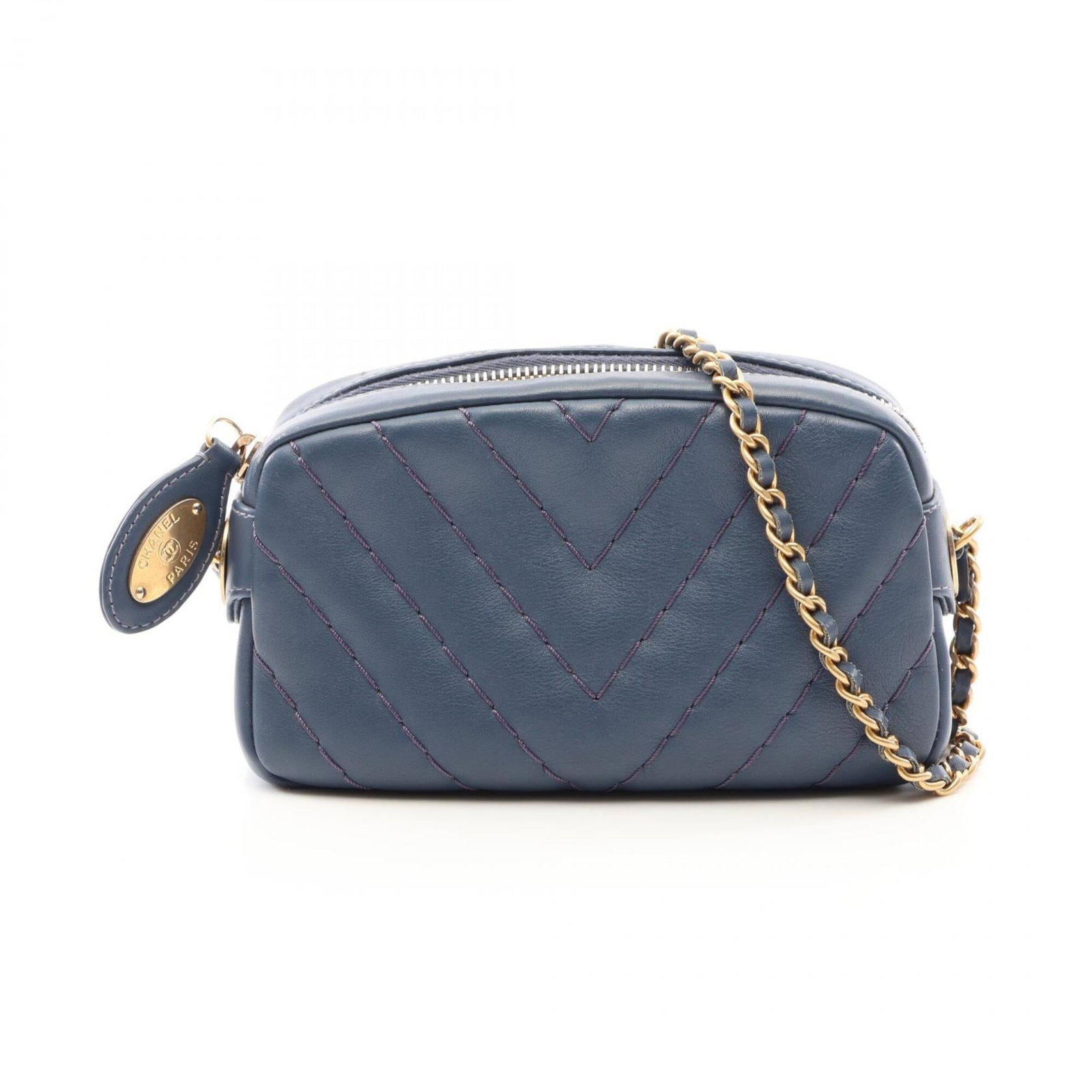 Shoulder Bag Leather Handbag Chanel: Shoulder Bag Leather Handbag Chanel Blue leather shoulder bag from Chanel, measuring 10cm x 17cm x 5cm, offering a compact and stylish accessory. This bag features high-quality leather construction an