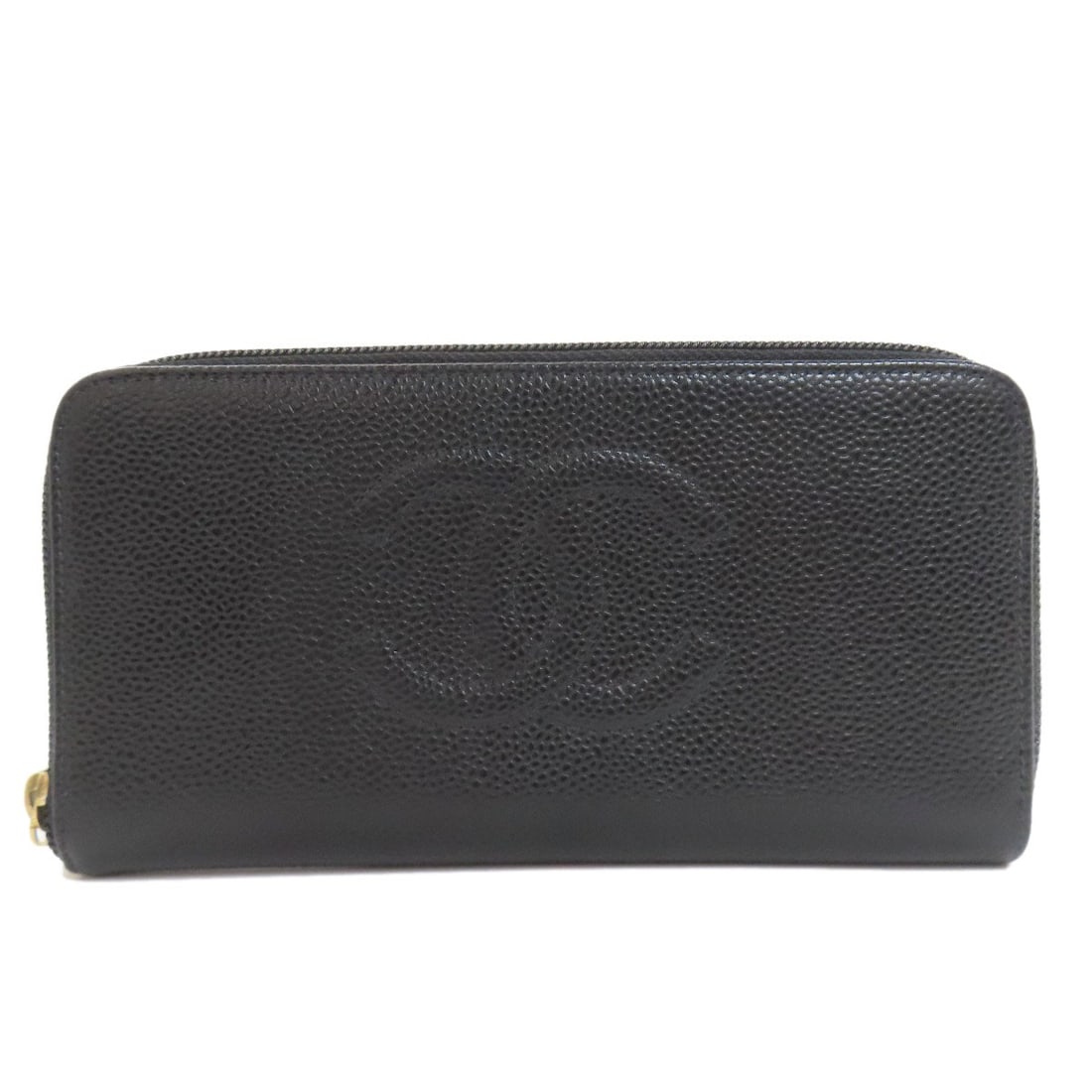 Long Grained Wallet Mark Coco Chanel With Goldhardware Coin: Long Grained Wallet Mark Coco Chanel With Goldhardware Coin Long Grained Calfskin Wallet Marked with Gold Hardware and a Coin Pocket, characteristic of the iconic CHANEL style, boasts a sleek black