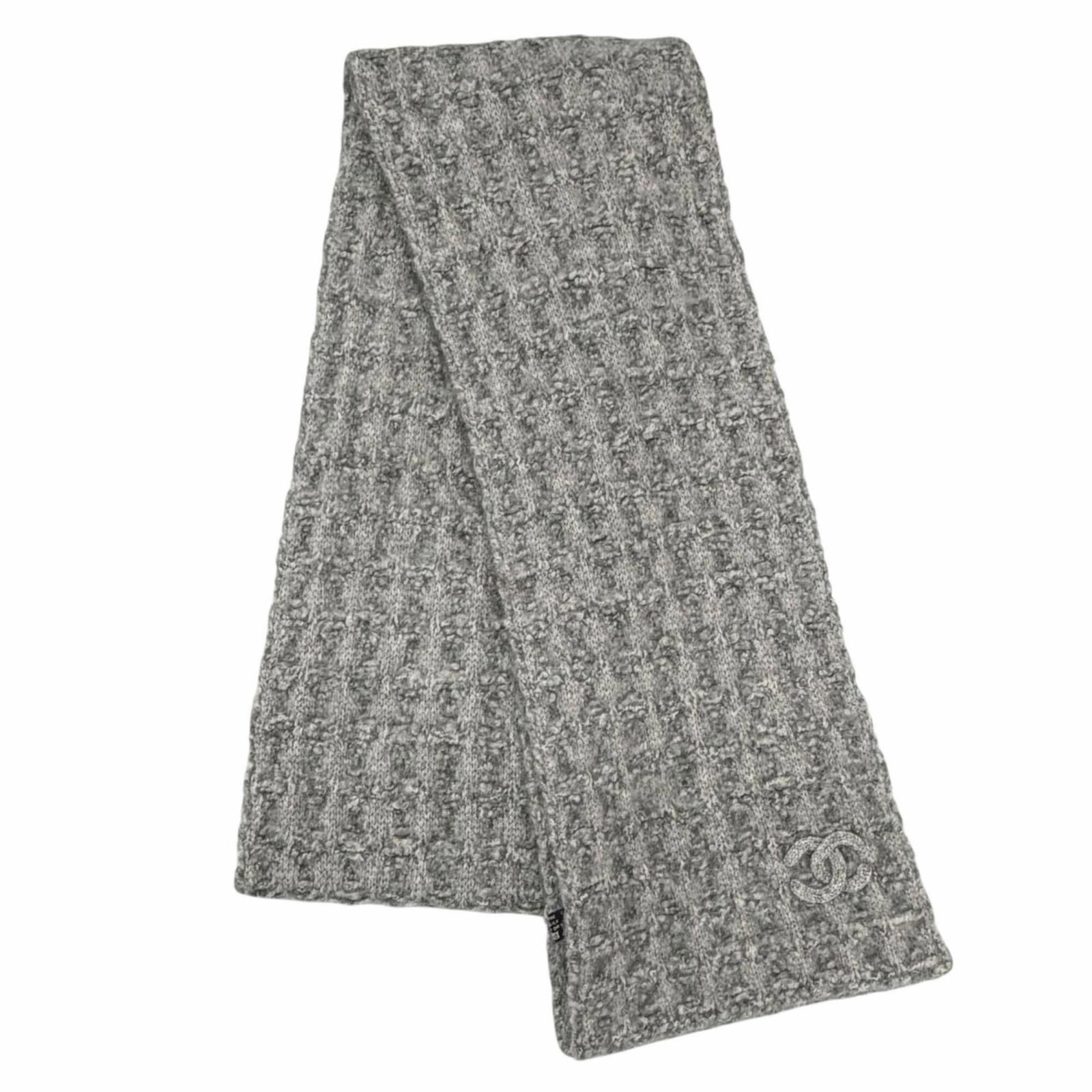 Chanel Stole Cashmere 80% Silk 20%: Chanel Stole Cashmere 80% Silk 20% Cashmere and silk blend in this elegant Chanel stole, crafted from 80% cashmere and 20% silk. Measuring 1.1m x 18cm, it boasts a sophisticated gray color and a