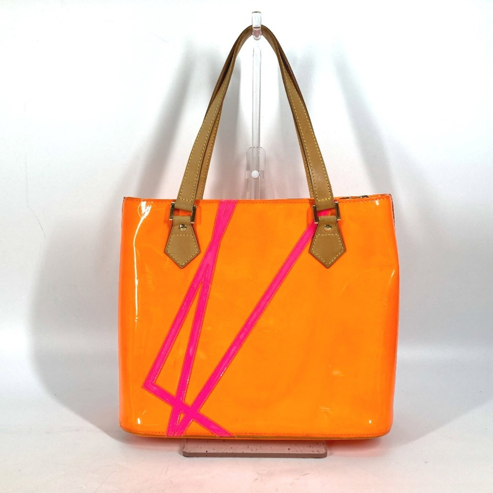 Shoulder Bag Monogram Louis Vuitton Tote Bag Vernis: Shoulder Bag Monogram Louis Vuitton Tote Bag Vernis Monogram Vernis bag with vibrant orange and pink hues, featuring the iconic Louis Vuitton design. This shoulder tote bag measures 25cm x 29cm x