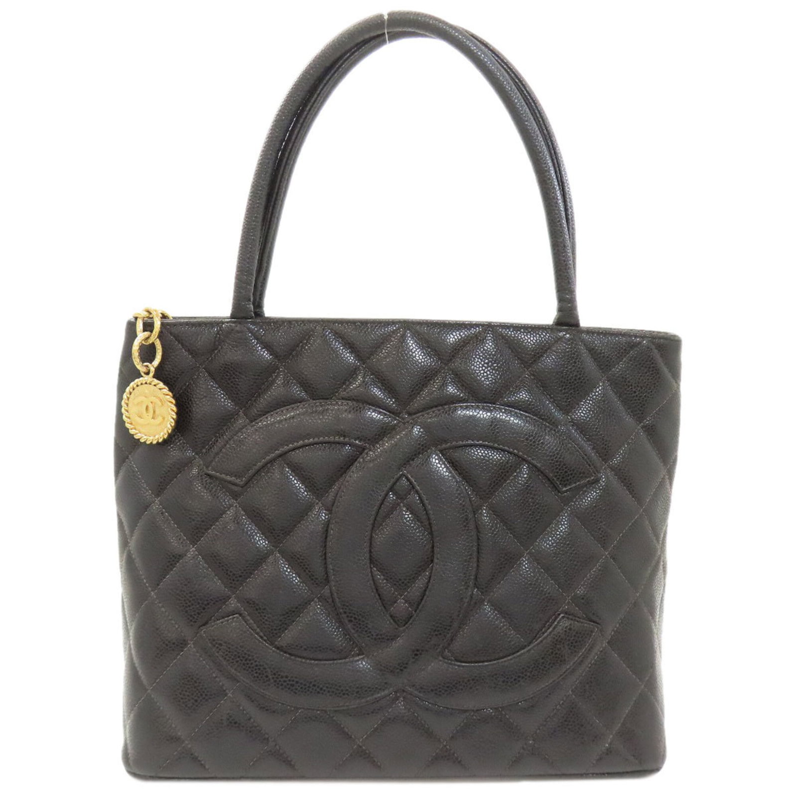Calfskin Tote Bag Chanel: Calfskin Tote Bag Chanel Grained Calfskin Tote Bag in Black - A timeless and sophisticated accessory from Chanel, crafted from high-quality materials with a classic design that exudes elegance.