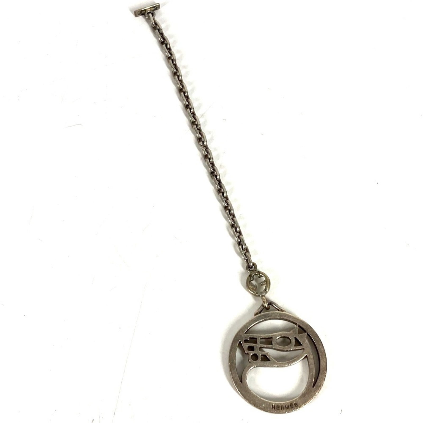 Key Silver Chain Hermes 925: Key Silver Chain Hermes 925 Silver 925 Key Chain from Hermes, a stylish accessory for everyday carry. Made from high-quality silver, this key chain is a simple yet elegant addition to any outfit. Its 