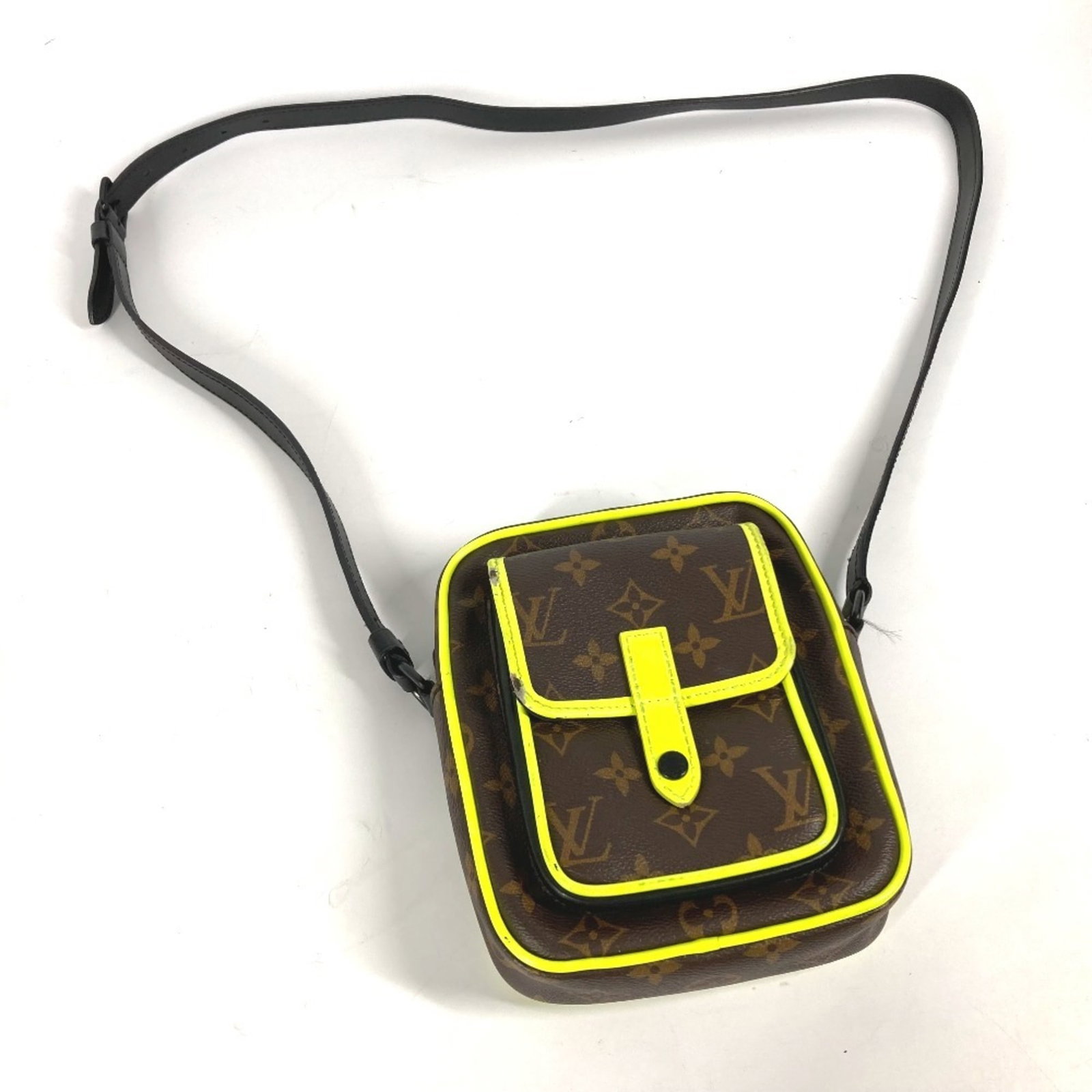 Shoulder Bag Monogram Pochette Louis Vuitton: Shoulder Bag Monogram Pochette Louis Vuitton Brown and yellow monogram pattern, a classic design element of Louis Vuitton's iconic style, adorns this shoulder bag pochette. Made from a durable