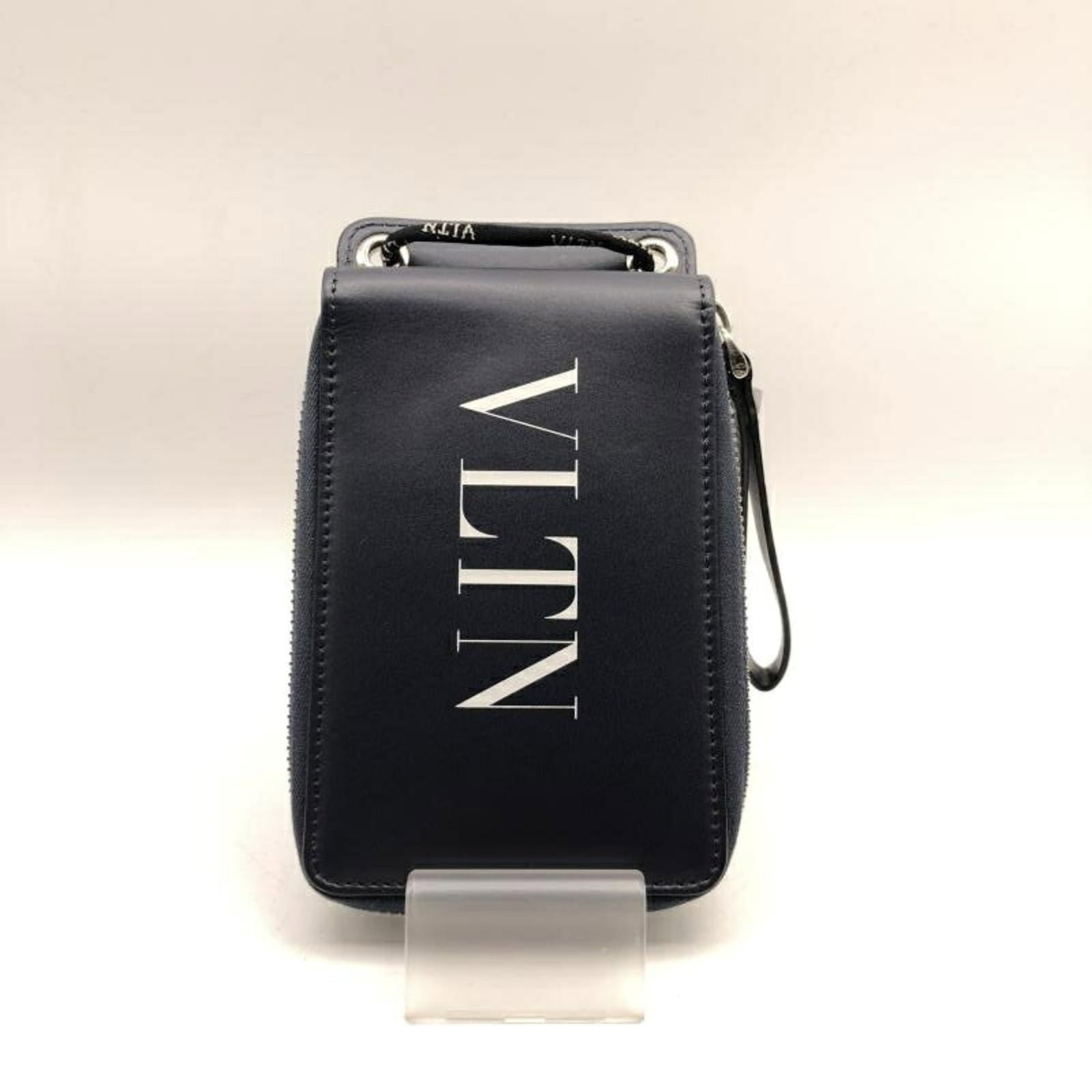 Valentino Garavani Chain Shoulder Wallet: Valentino Garavani Chain Shoulder Wallet Valentino Garavani Chain Shoulder Wallet in blue or navy, measuring 16cm x 10cm x 6.29'' x 3.93''. This chain shoulder wallet features a sleek design and