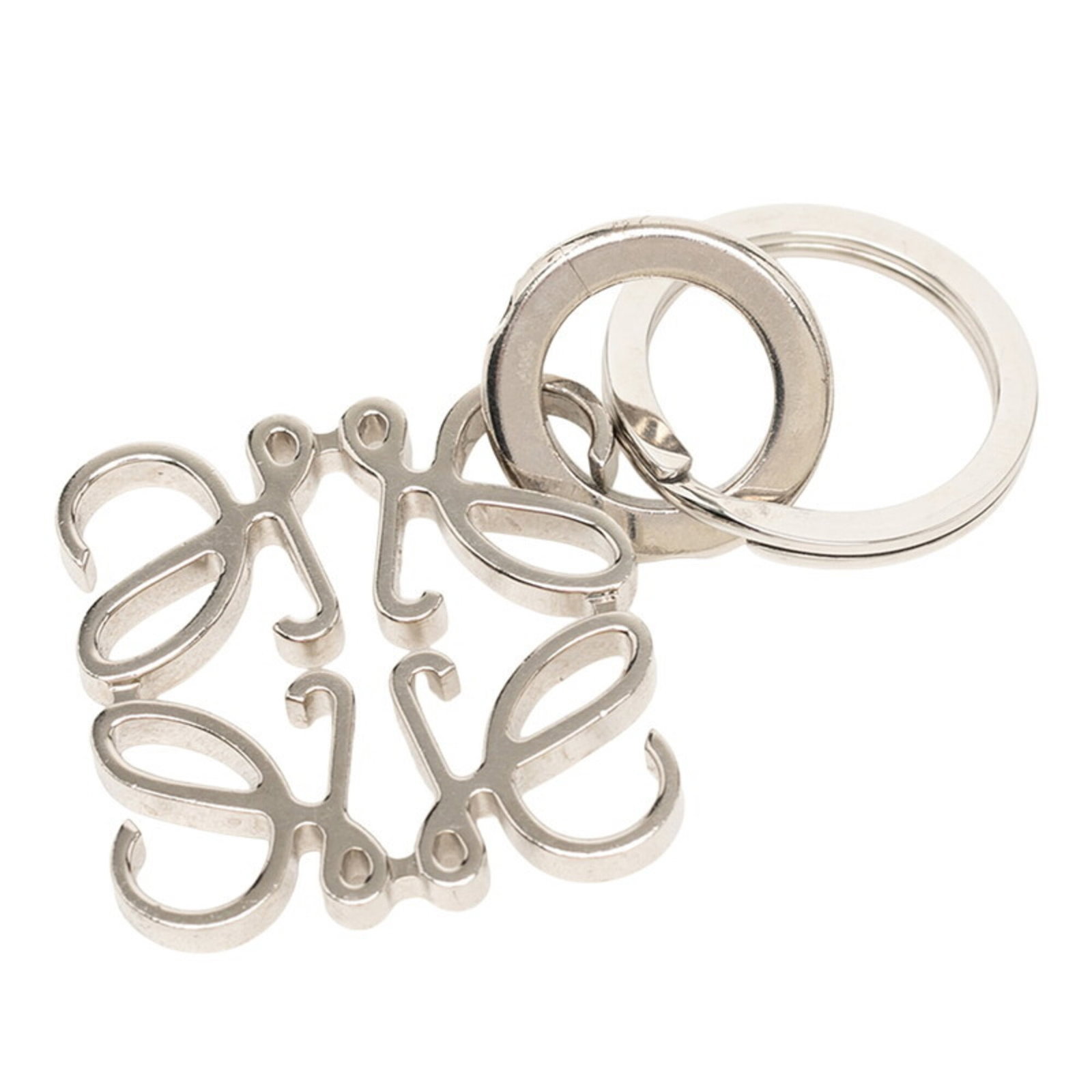 Metal Keyring Loewe: Metal Keyring Loewe Silver Metal Keyring Loewe bears a signature. This 3.7cm x 3.7cm metal charm is made of metal and features a distinctive silver color. Item Specifics: Brand: Loewe Type: Keyring Ge
