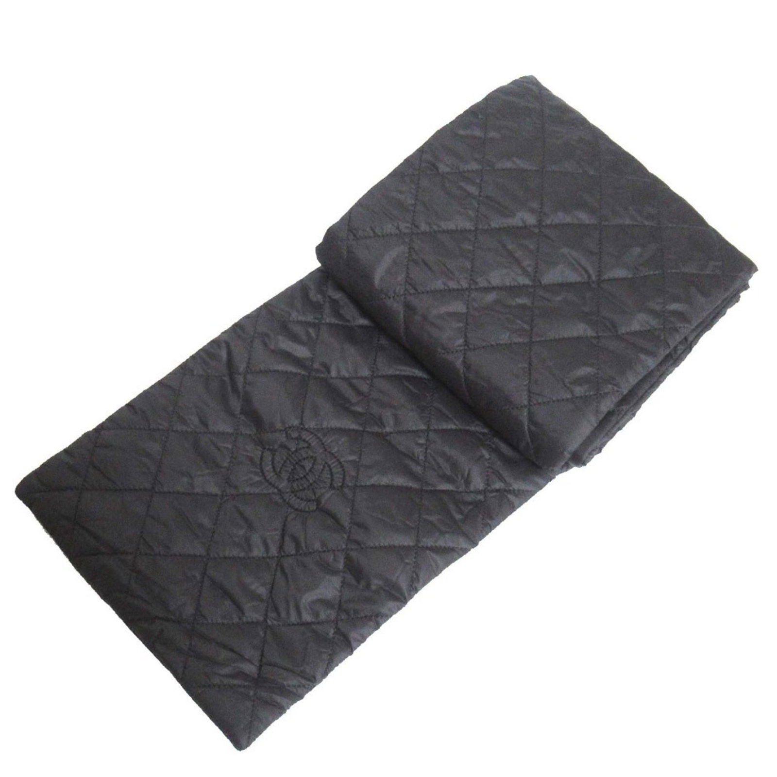Stole Quilting Chanel: Stole Quilting Chanel Stole Quilting Chanel is a unique piece featuring a striking black design made from quilting material, measuring 1.75m x 20cm in size. The quilted pattern adds a distinctive