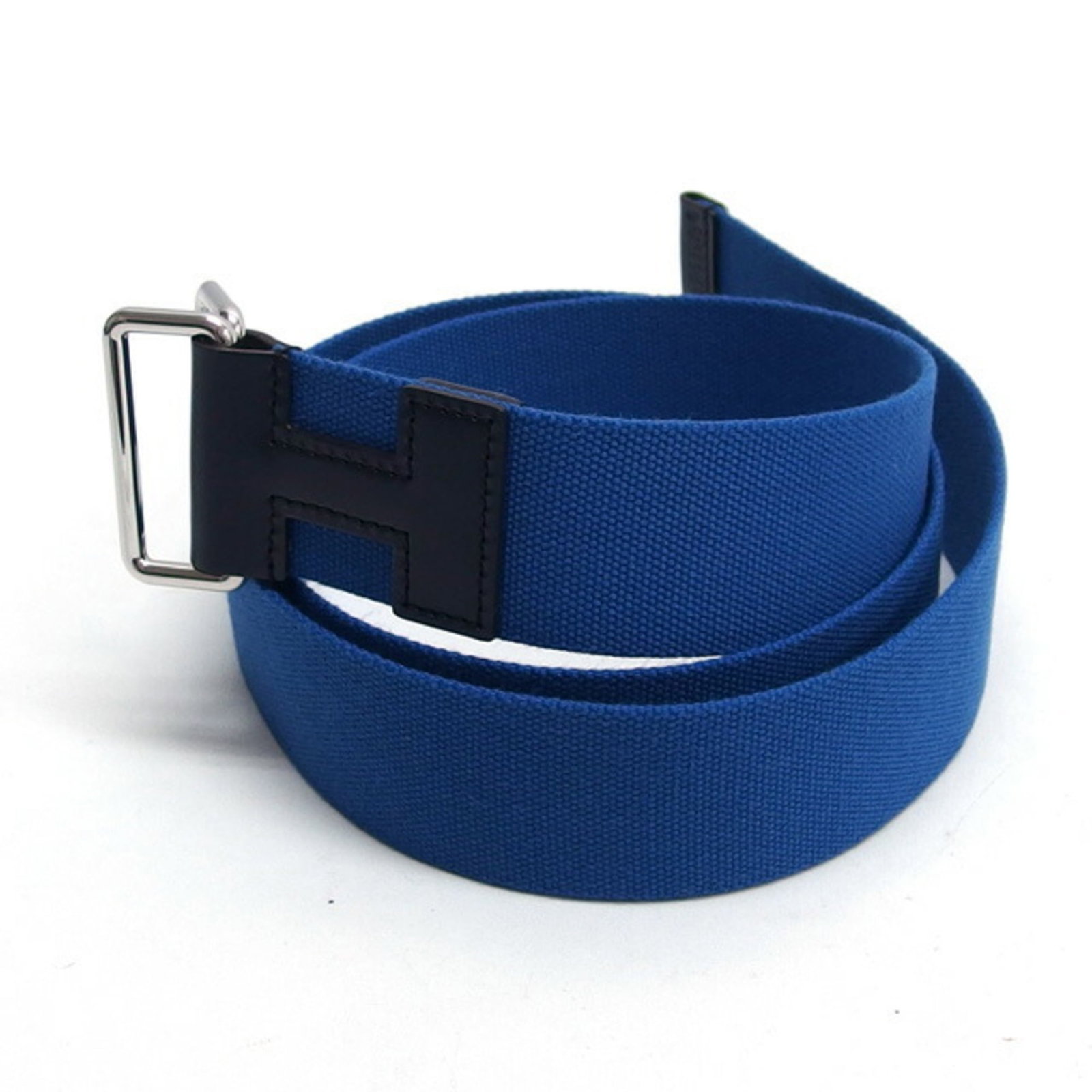 Hermes Standard Belt: Hermes Standard Belt Canvas and leather come together in a sleek black and blue standard belt from Hermes, measuring 118cm in length and 4cm in width. The canvas and leather material provide a