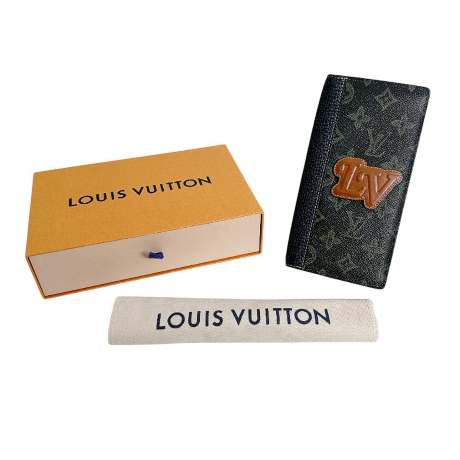 Louis Vuitton Long Wallet (Bi-Fold) Monogram: Louis Vuitton Long Wallet (Bi-Fold) Monogram Dark green, Galle, Monogram, Or Louis Vuitton Long Wallet (Bi-Fold) is crafted from high-quality materials, featuring the iconic Monogram pattern. Measurin