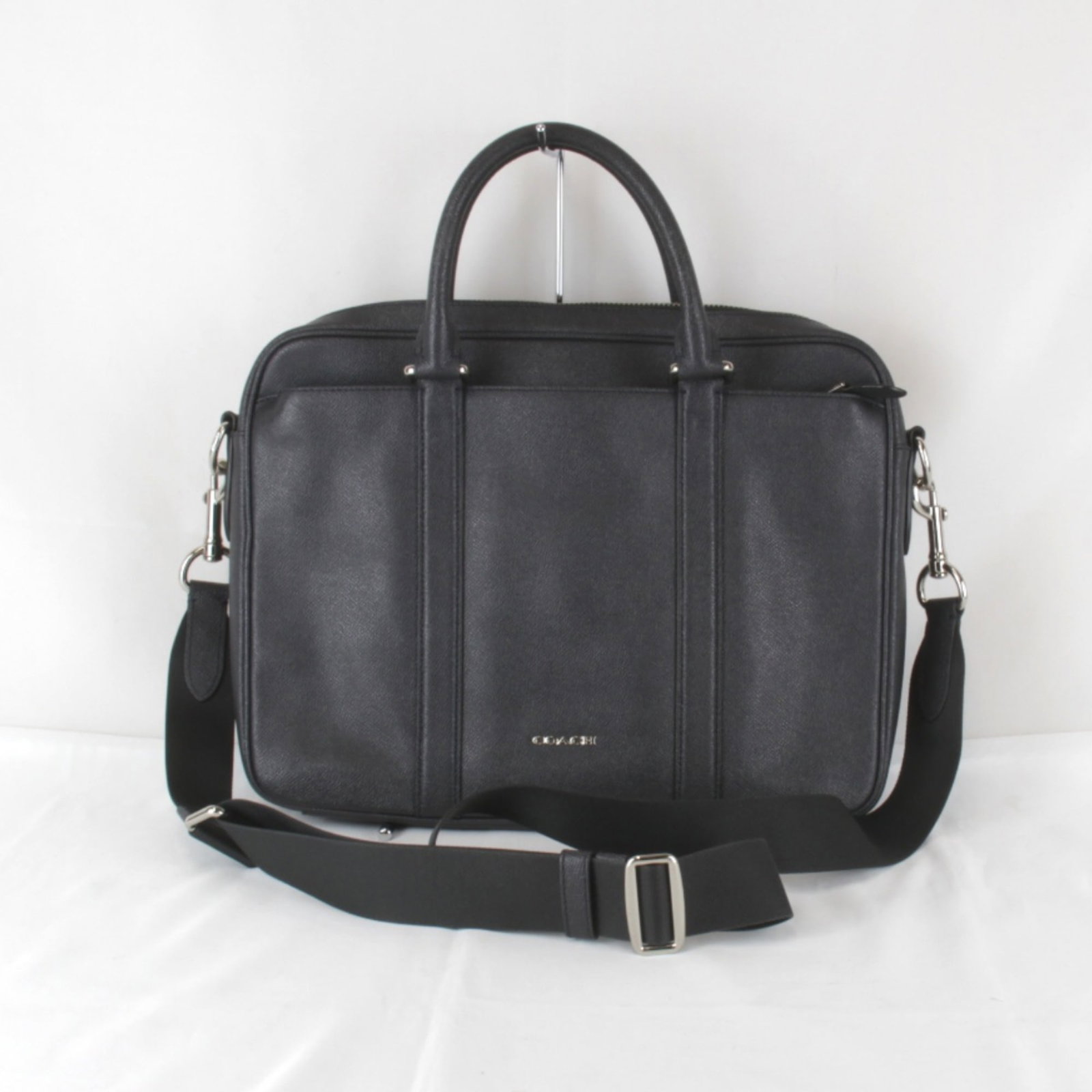 Coach Leather Shoulder Bag Briefcase: Coach Leather Shoulder Bag Briefcase Black leather shoulder bag briefcase with a classic design, measuring 27cm x 35cm x 5cm, perfect for daily use. The Coach brand is known for its high-quality