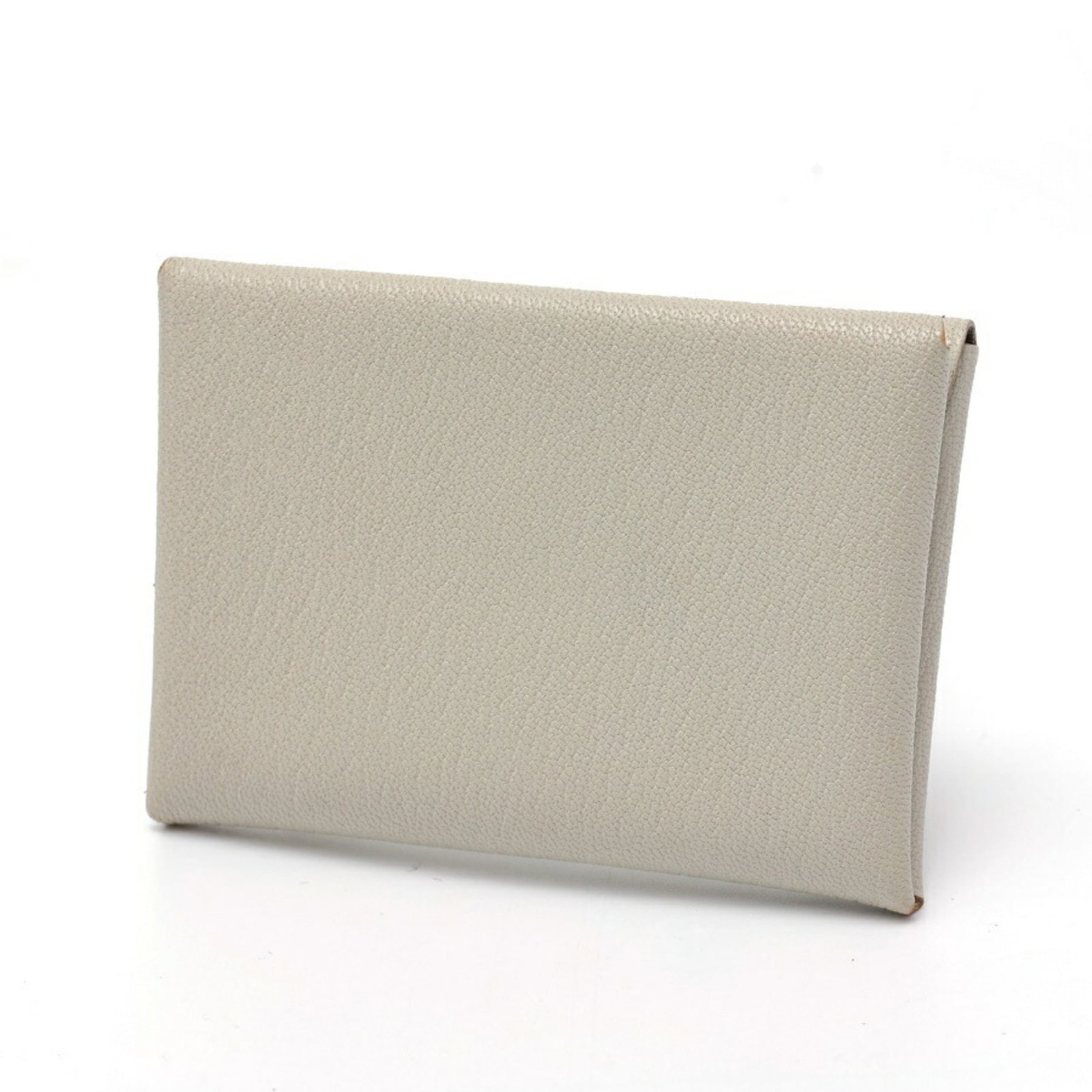 Hermes Coin Case Leather Purse Chevre: Hermes Coin Case Leather Purse Chevre Chevre leather provides a unique texture and subtle sheen to this compact coin case, while its gray color adds a touch of understated elegance. Measuring 7.5cm x