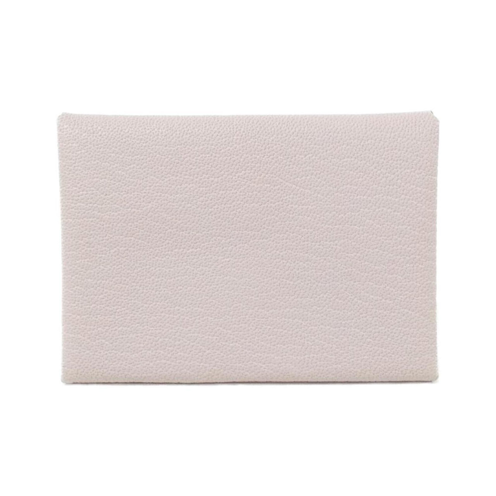 Hermes Coin Case Leather Purse Chevre: Hermes Coin Case Leather Purse Chevre Chevre leather provides a soft, supple touch to this elegant coin case, while its light pink hue adds a touch of femininity. Measuring just 7cm x 11cm x 1.5cm,
