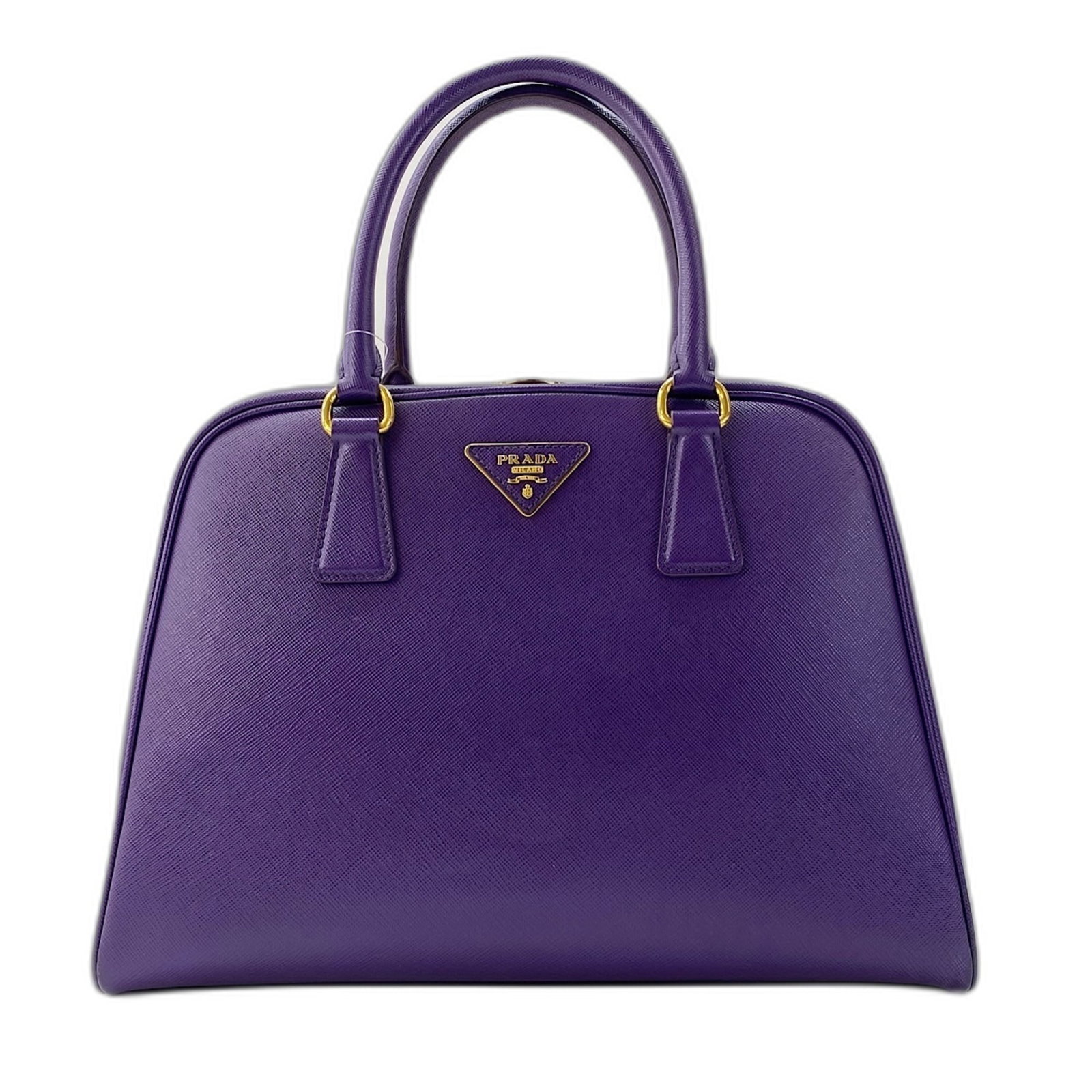 Handbag Prada: Handbag Prada The Prada handbag is a stylish and elegant purple-colored accessory, measuring 21cm x 32cm x 13cm. Its sleek design and classic shape make it a timeless addition to any woman's