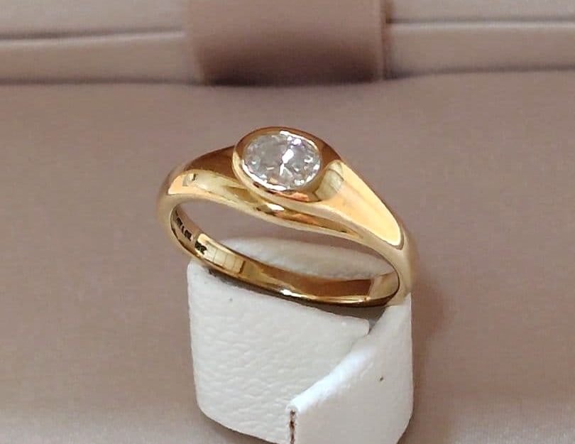 Tiffany & Co Diamond Yellow Gold Solitaire Ring 18k US 5.25: Tiffany & Co Diamond Yellow Gold Solitaire Ring 18k US 5.25 Item Specifics: Number Of Diamonds: 1 Shape: Round Occasion: Anniversary Birthday Christening Christmas Engagement Graduation Mother's Day V