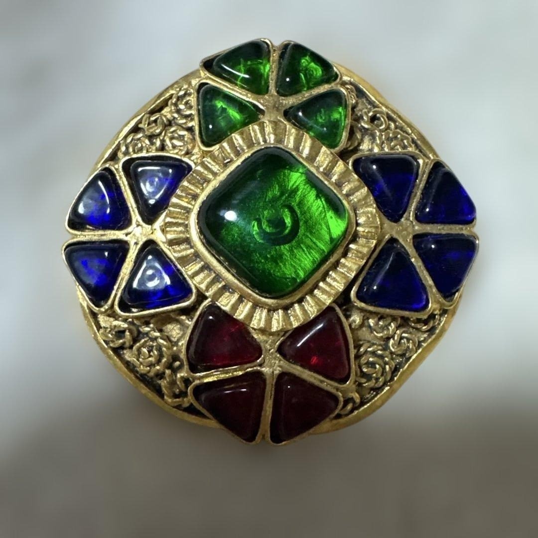 Vintage CHANEL 94A Coco Mark CC Green Red Blue Gripoix Pin Brooch Gold tone: Vintage CHANEL 94A Coco Mark CC Green Red Blue Gripoix Pin Brooch Gold tone Item Specifics: Brand: CHANEL Type: Brooch Color: Gold Material: Metal Main Stone Color: Green Red Blue Main Stone: Gripoix 