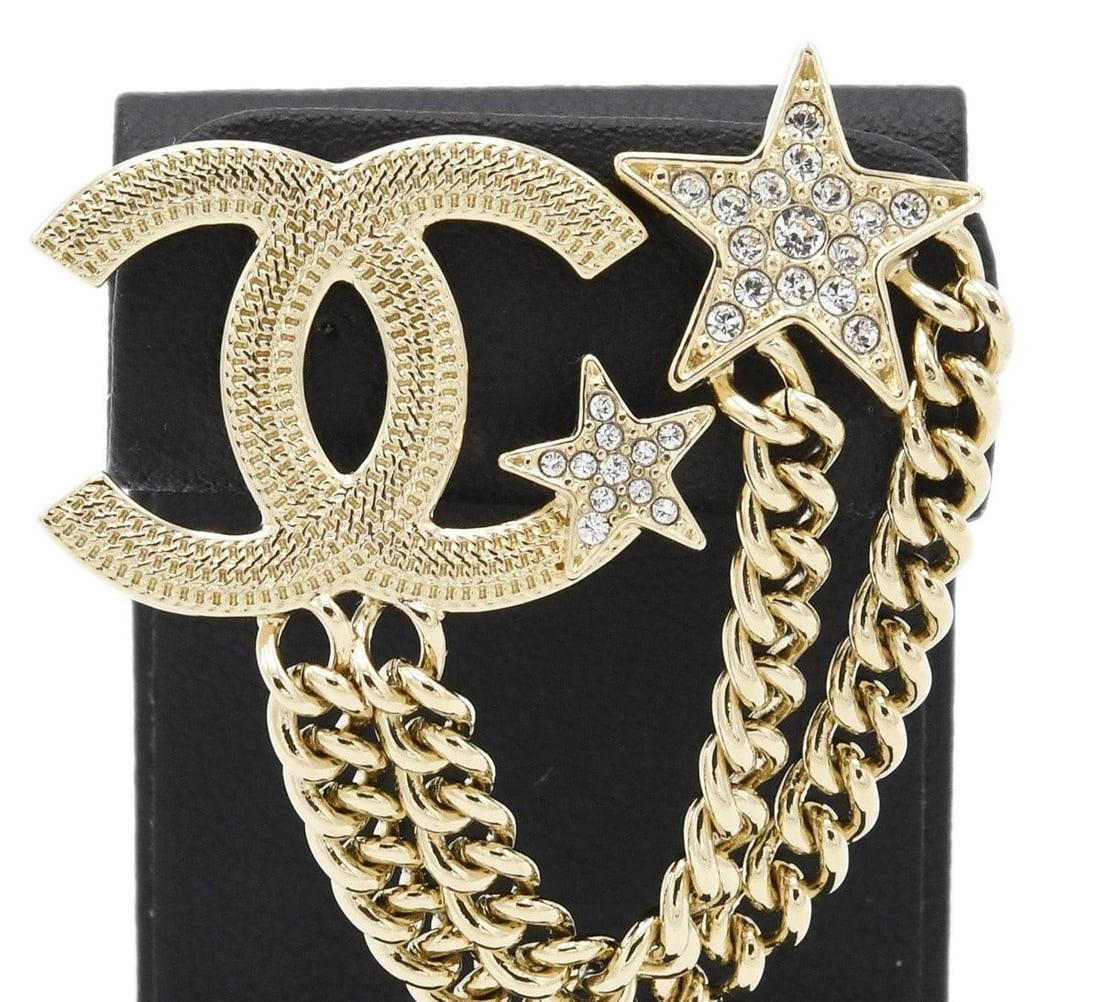 B23 Coco Motif CC Star B Chanel Rare Gold Tone Pin Brooch: B23 Coco Motif CC Star B Chanel Rare Gold Tone Pin Brooch Item Specifics: Brand: CHANEL Type: Brooch Color: gold Material: Metal Metal: Aluminum Main Stone: rhinestone Product Disclaimer: Items may ex