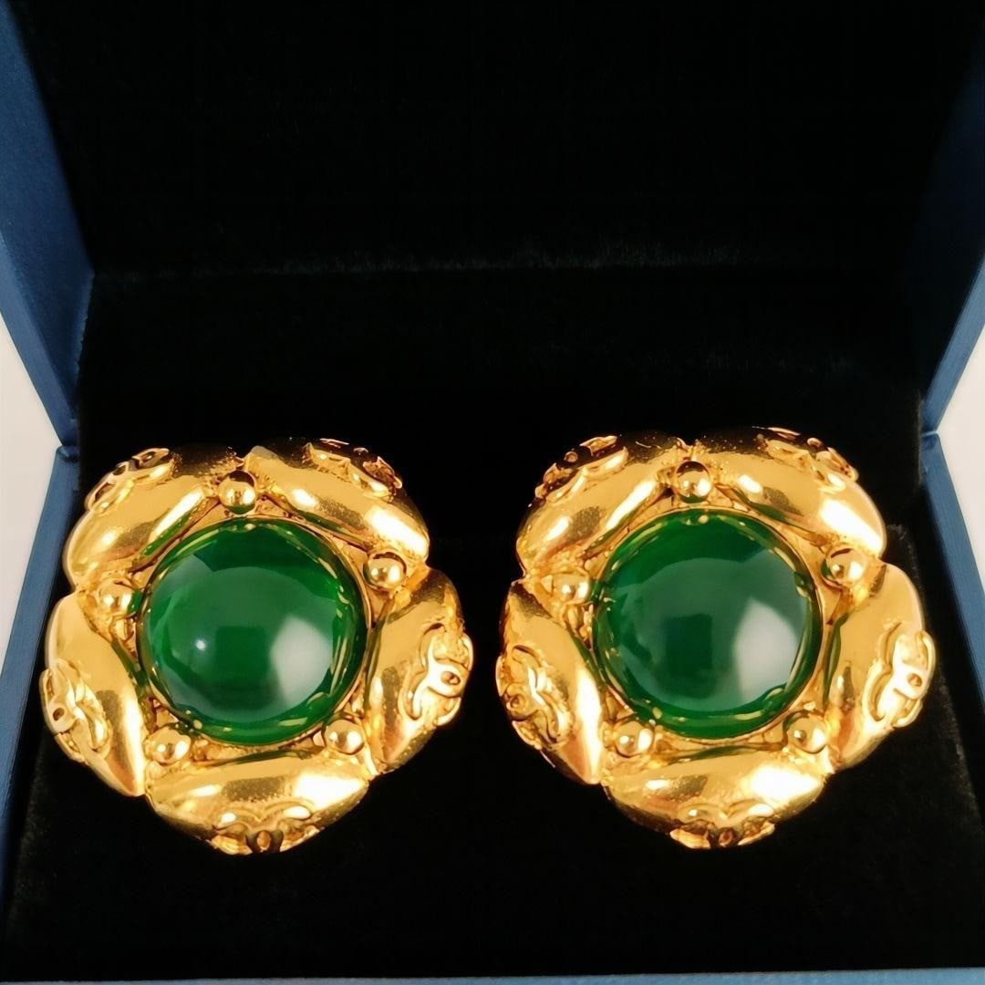 Vintage CHANEL 94A Green Gripoix Coco Mark CC Gold Plated Clip On Earring: Vintage CHANEL 94A Green Gripoix Coco Mark CC Gold Plated Clip On Earring Item Specifics: Closure: Clip-On Color: Gold Main Stone Color: Green Material: Metal Metal: Gold Plated Main Stone: Gripoix Vi