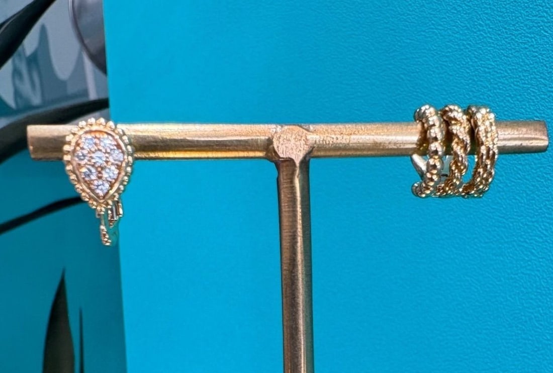 Boucheron Serpent Boheme Diamond 18k Yellow Gold Asymmetrical Earrings: Boucheron Serpent Boheme Diamond 18k Yellow Gold Asymmetrical Earrings Item Specifics: Antique: No Number Of Diamonds: 8 Shape: Asymmetrical Closure: Clip-On Occasion: Anniversary Birthday Christmas C