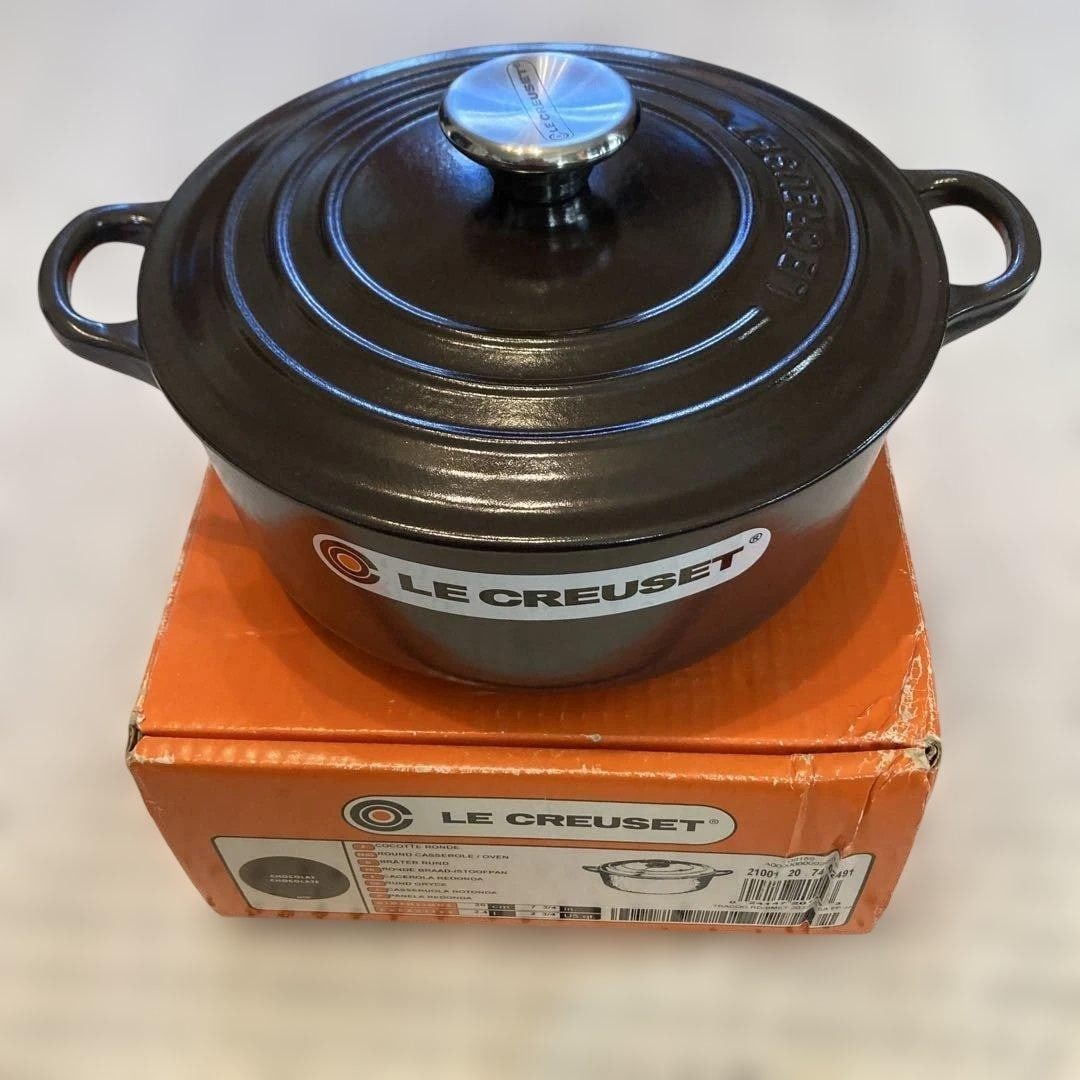 Le Creuset Cocotte Ronde Chocolate 20cm Enamel Cast iron Double handled pot: Le Creuset Cocotte Ronde Chocolate 20cm Enamel Cast iron Double handled pot Item Specifics: Stove Type Compatibility: Gas Brand: Le Creuset Product Disclaimer: Measurements approximate; colors may var