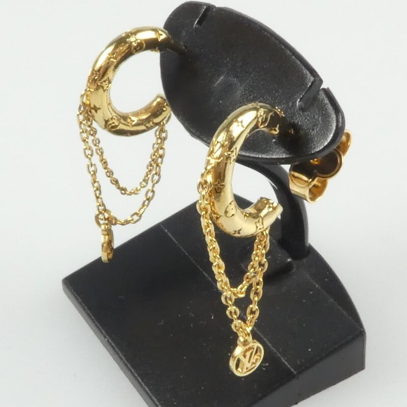 LOUIS VUITTON M00572 Buckle-Detailed Mini Hoop Nanogram Chain Pierced Earrings: LOUIS VUITTON M00572 Buckle-Detailed Mini Hoop Nanogram Chain Pierced Earrings Item Specifics: Brand: LOUISVUITTON Type: Pierced Earrings Color: Gold Style: Stud Theme: Buckle-Detailed Material: Metal