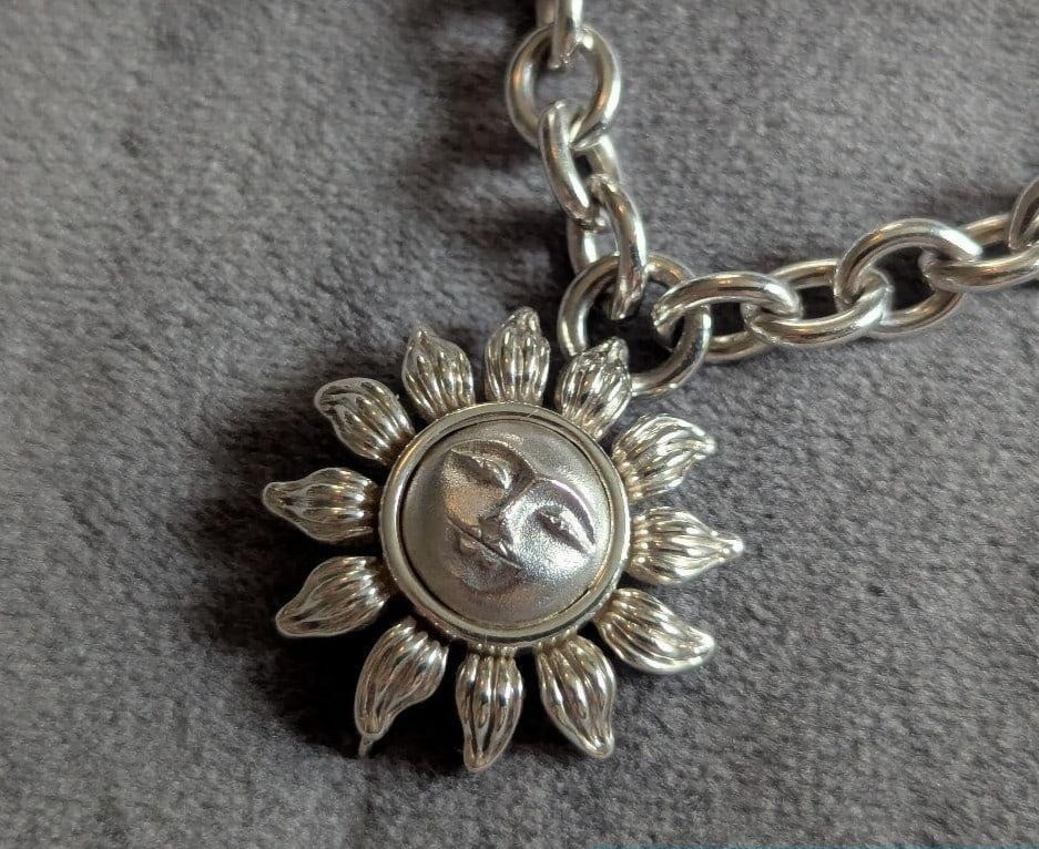 Sterling Silver Sun Face Pendant Necklace Lucky Vintage 1990s Tiffany: Sterling Silver Sun Face Pendant Necklace Lucky Vintage 1990s Tiffany Item Specifics: Pendant Shape: Sun Closure: Lobster Occasion: Anniversary Birthday Christening Christmas Confirmation/Communion En
