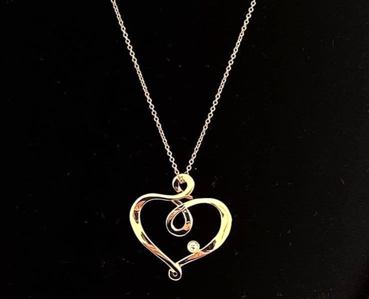 Luca Carati Italy Flowing Heart Diamond 18k Yellow Gold Pendant Necklace w Paper: Luca Carati Italy Flowing Heart Diamond 18k Yellow Gold Pendant Necklace w Paper Item Specifics: Pendant Shape: Heart Main Stone Creation: Natural Occasion: Anniversary Birthday Christening Christmas 