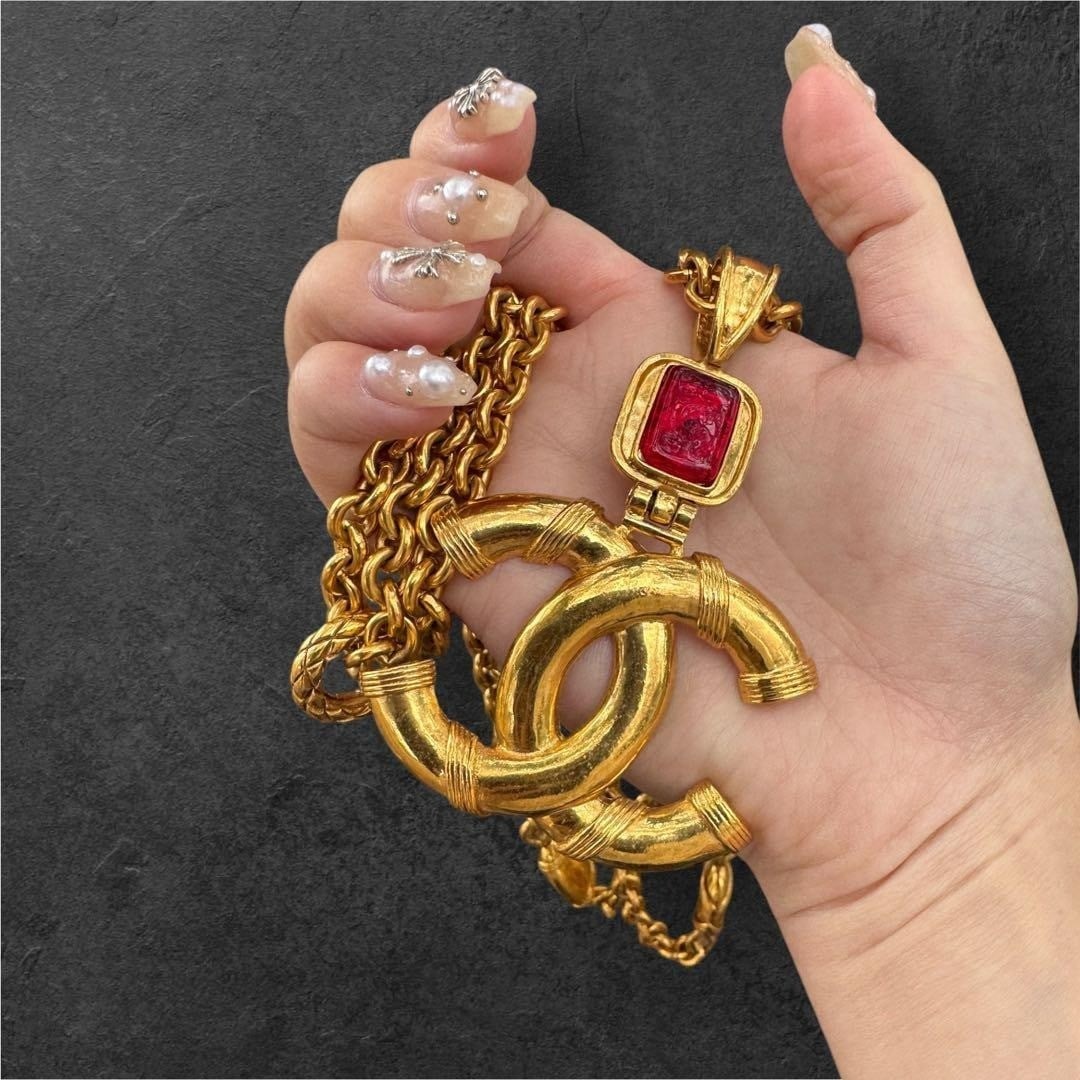 Chain Long Necklace Pendant Red Mark Coco Gripoix Vintage Chanel 94A: Chain Long Necklace Pendant Red Mark Coco Gripoix Vintage Chanel 94A Item Specifics: Color: Gold Main Stone Color: Red Material: Metal Main Stone: Gripoix Vintage: Yes Brand: CHANEL Type: Necklace Mai