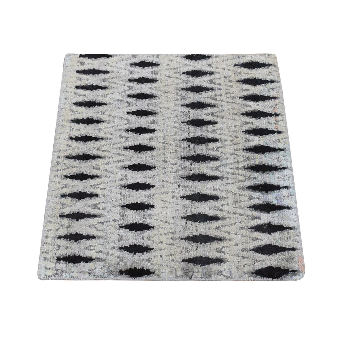 2'x2' Gray Square Modern Design Pure Silk with Wool Hand Knotted Rug: 2'x2' Gray Square Modern Design Pure Silk with Wool Hand Knotted Rug The 2'x2' Gray Square Modern Design Pure Silk with Wool Hand Knotted Rug is a stunning piece of modern design, boasting a sleek gra